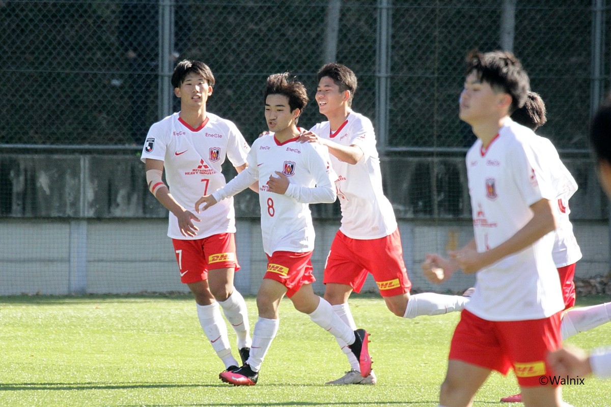 個人技術の高さを見せてドリブルからゴールを奪った浦和レッズダイヤモンズユースの盛嘉伊人(8) (C)Walnix