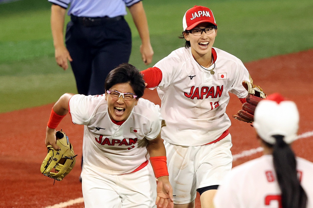 6回に神業のダブルプレーを見せた渥美(右)。山本(左)との三遊間は鉄壁だった(Getty Images)