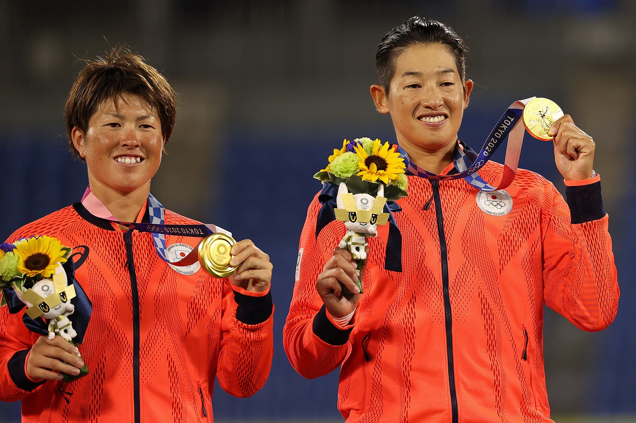 今大会MVPの藤田(左)。尊敬する上野(右)を支える好打を見せた(Getty Images)