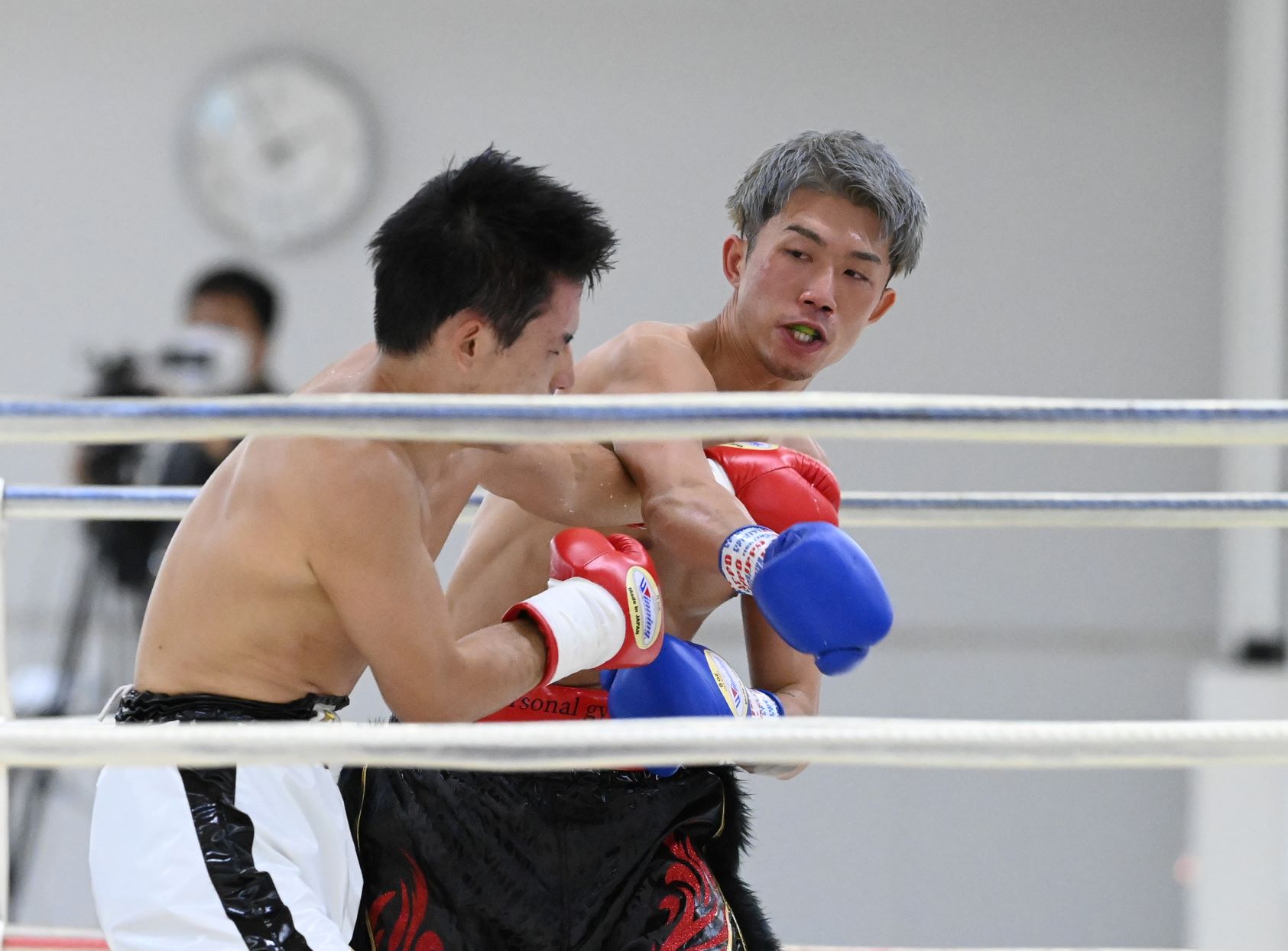 原（右）の的確な右が福田に決まる