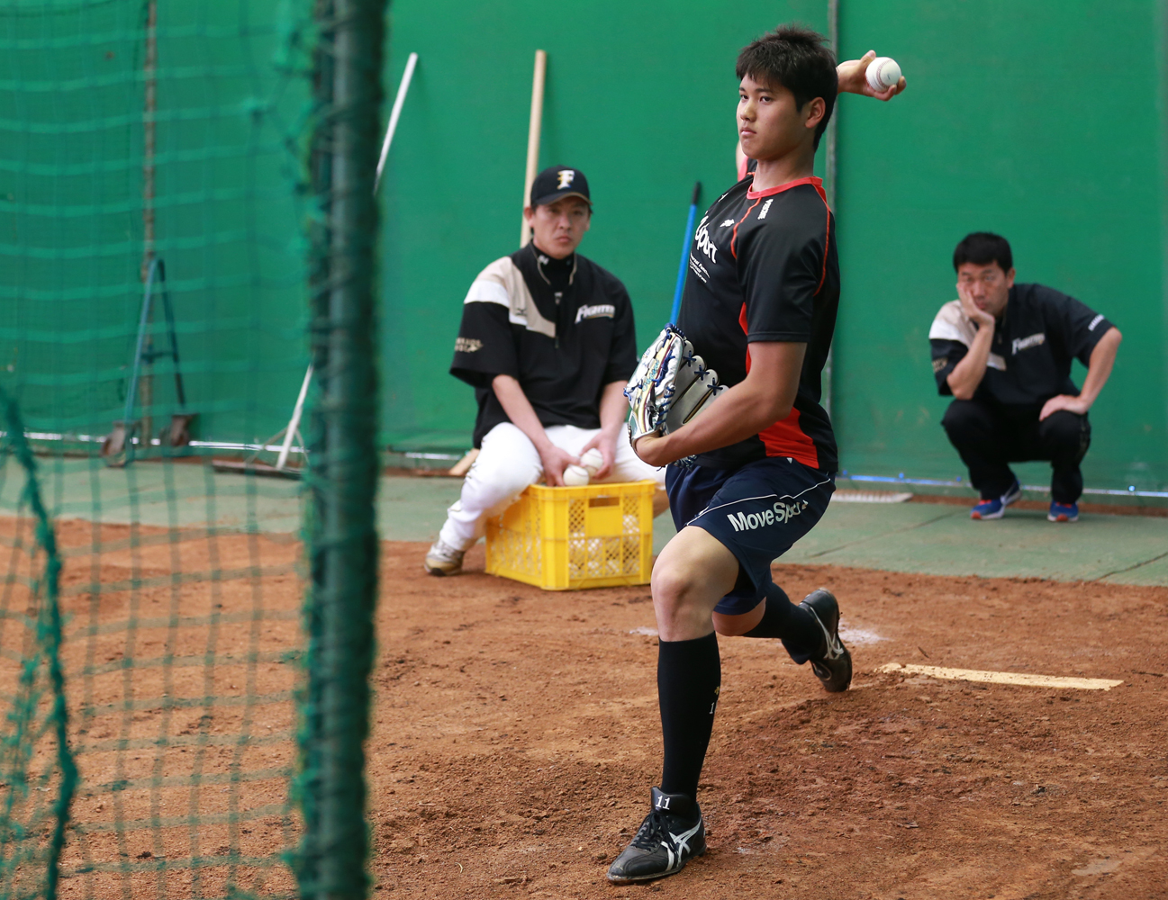 2014年2月3日 春季キャンプ=名護市営球場　プロ２年目の春季キャンプ。コーチが見守る中ネットスローを繰り返す。