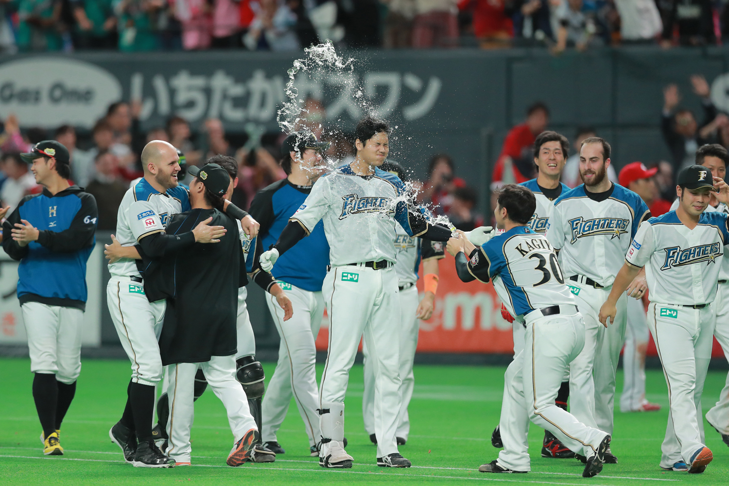 2016年10月25日 日本シリーズ第3戦 日本ハムvs広島=札幌ドーム　広島との日本シリーズ第３戦。大谷は延長10回裏２死二塁の場面でサヨナラタイムリーを放ち、歓喜のウォーター・シャワーを浴びた