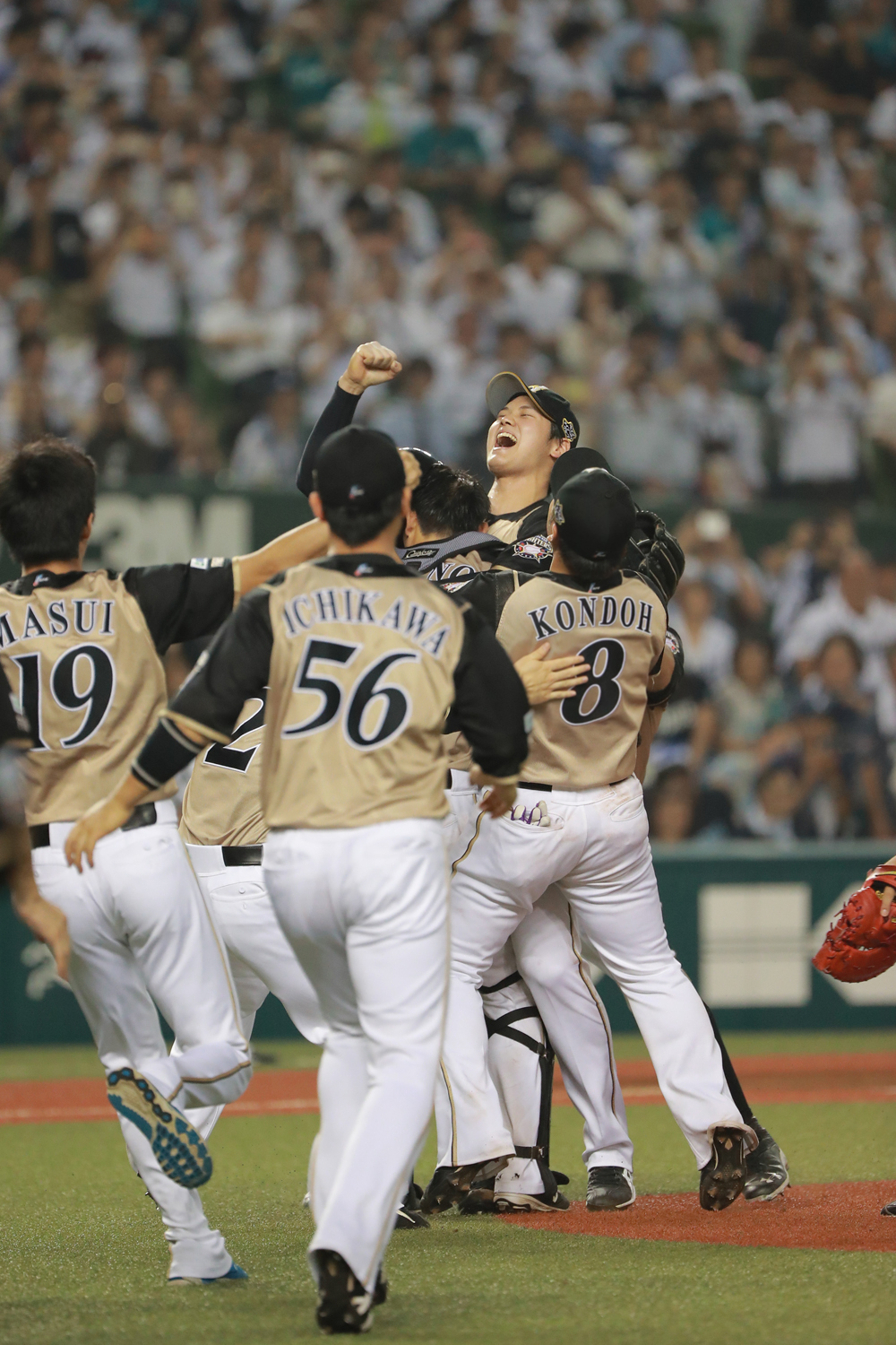 2016年9月28日 西武vs日本ハム=西武プリンスドーム　優勝へのマジック１で迎えた西武戦。先発マウンドを任された大谷は被安打１、15奪三振という圧巻の投球で完封勝利(１対０)。ソフトバンクとの最大11.５ゲーム差をひっくり返しての「大逆転優勝」を胴上げ投手として成就させ、大谷はコブシを突き上げた