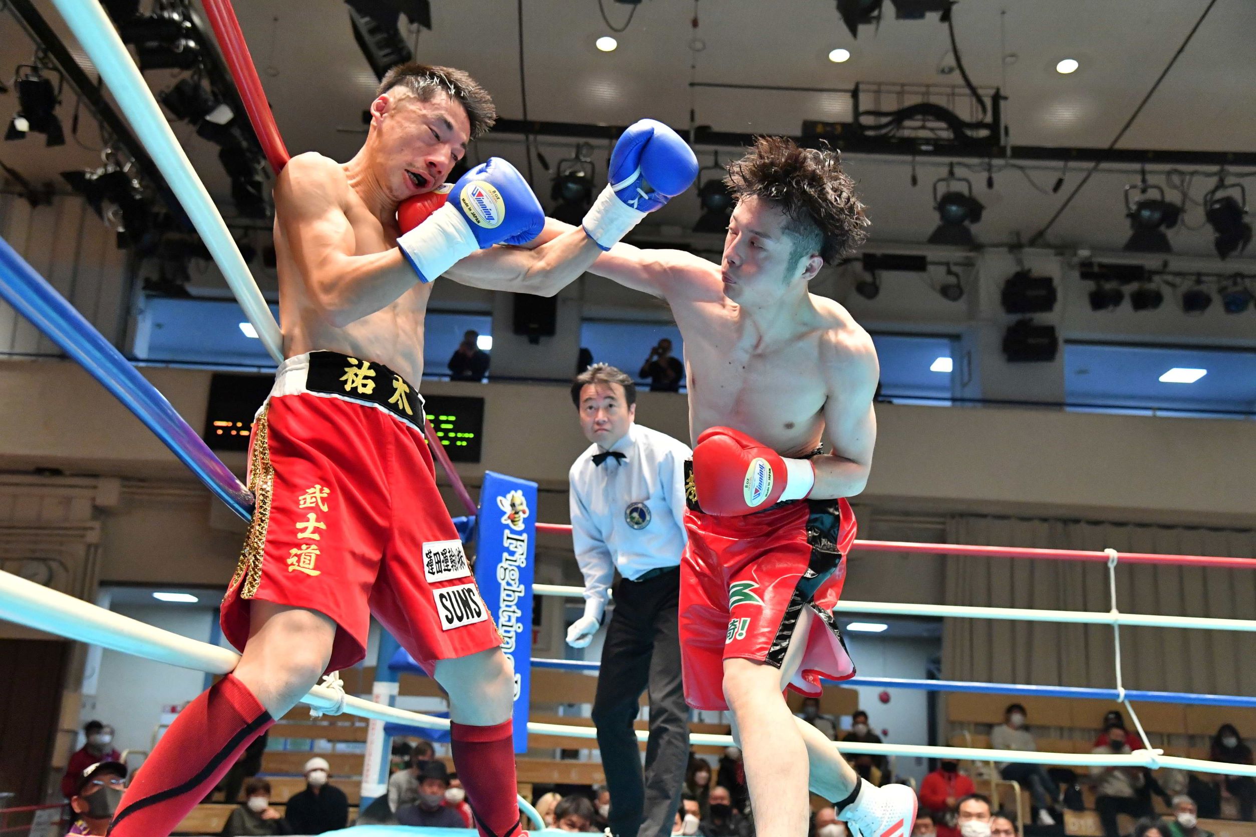 安藤の強烈な右が中山にヒット