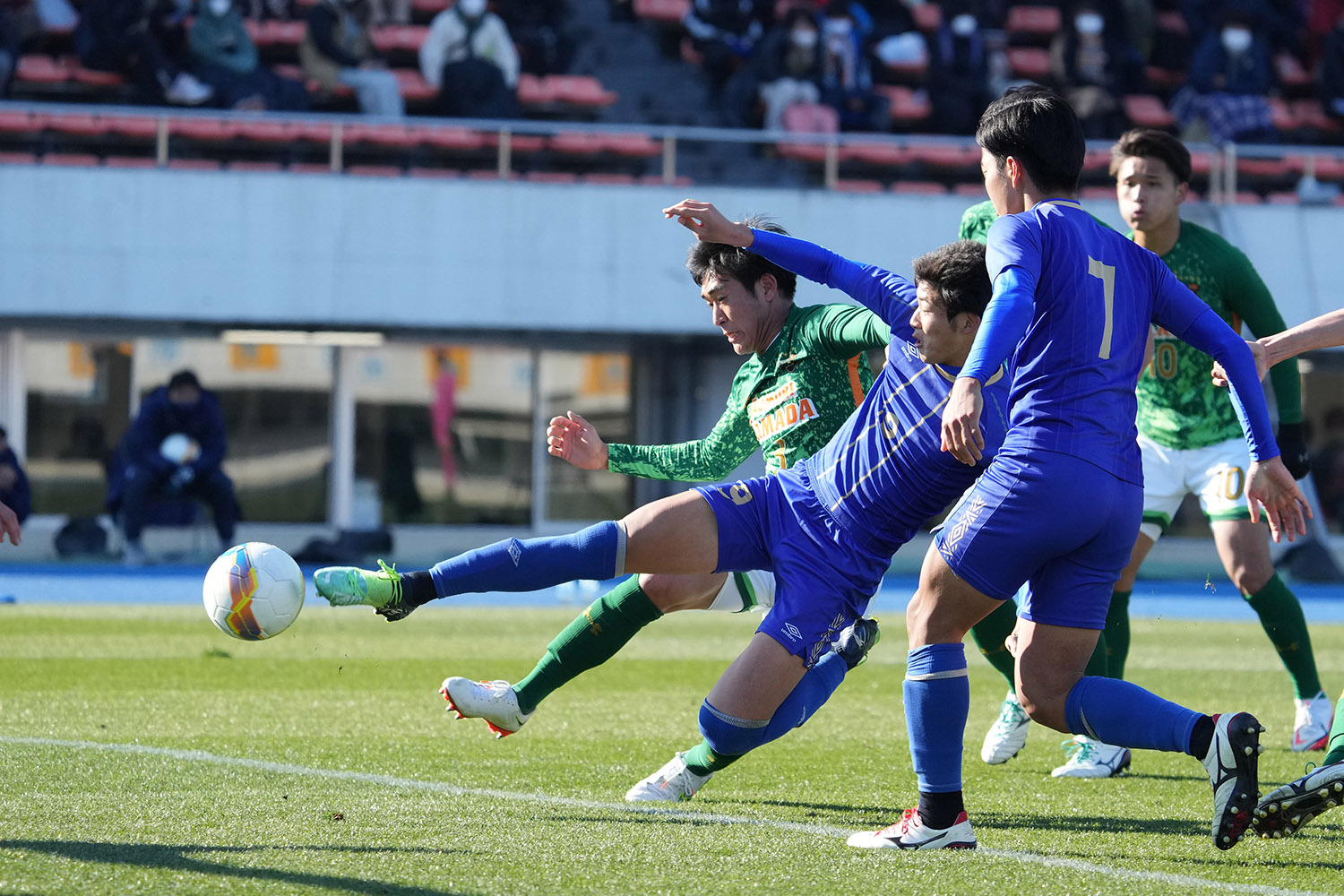 2022年1月2日　3回戦　阪南大高（大坂）vs青森山田（青森）＝駒沢競技場　今大会7得点で得点王に輝いたのは、阪南大高のFW鈴木章斗選手（3年）。 2回戦では圧巻の5得点を挙げるも3回戦の青森山田戦で敗退。 写真は3回戦、0-3の中、執念の1点を取る鈴木選手。このシュートで7得点目でした。