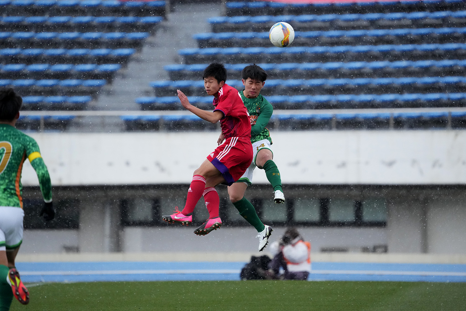 2021年12月31日　2回戦　大社（島根）vs青森山田（青森）＝駒沢競技場　今大会は比較的、天候に恵まれた大会だったと思います。 開会式も晴れていましたし、その後雨に降られることもありませんでした。 ただ、大晦日のこの日はなぜか雪がちらちらと降ってきました。 幸い、雪が積もることもなく、無事に年越しできましたが、とても寒い一日でした。