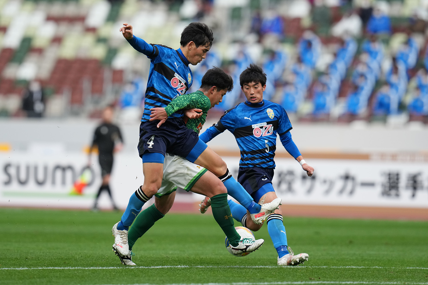 2022年1月10日　決勝戦　大津（熊本）vs青森山田（青森）＝国立競技場　決勝戦まで無失点で守り切ってきた大津。最後の最後に青森山田に得点を許してしまいました。 写真は2人がかりで青森山田の攻撃を止めに行く川副泰樹選手（左）と寺岡潤一郎選手（右）。 川副選手は優秀選手にも選出されました。