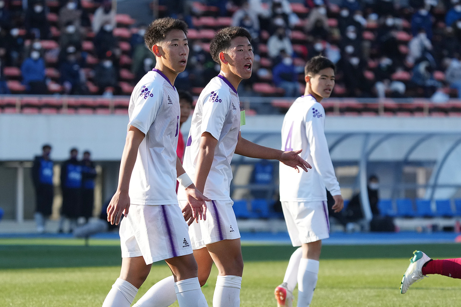 2021年12月29日　1回戦　堀越（東京A）vs高知（高知）＝駒沢競技場　堀越学園のMF宇田川瑛琉（えいる）選手（右）とDFの宇田川侑潤（あうる）選手（左）は、双子の兄弟。体の動きや角度が一緒にしか見えません！