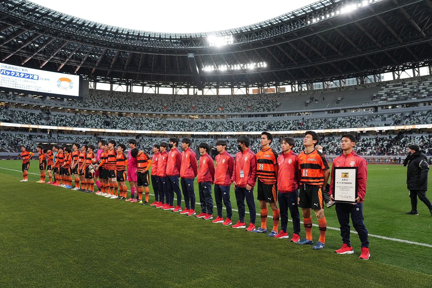 2022年1月8日　準決勝　高川学園（山口）vs青森山田（青森）＝国立競技場　奇抜なセットプレー「トルメンタ」で大会を盛り上げた高川学園。準決勝では青森山田に 全く自分たちのプレーをさせてもらえず、セットプレーも披露できませんでした。 試合後、スタンドに挨拶をするチーム。表彰状を持っているのは主将の奥野奨太選手。 怪我のためプレーはできませんでしたが、開会式では選手宣誓をしっかりと務めました。 私的には生「トルメンタ」が見られず、とても残念でした…