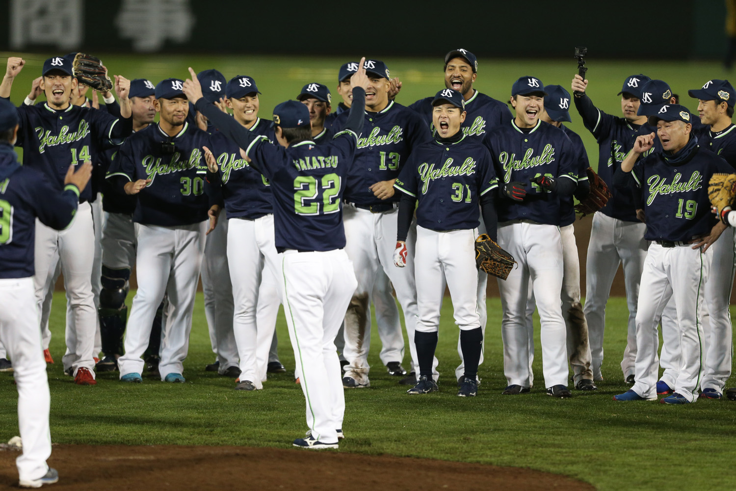 2021年11月27日 第6戦=ほっともっとフィールド神戸　第6戦・5時間の激闘をものにし日本一となったヤクルトは喜びを爆発させた。