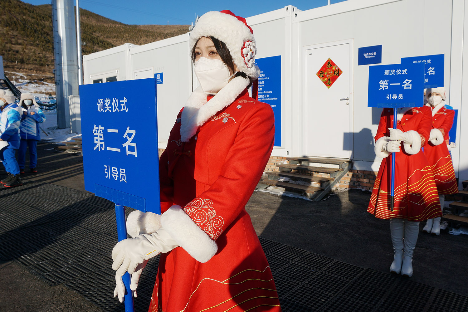2月2日＝張家口市　北京市から高速鉄道で50分。バイアスロン会場の裏で、真剣な表情でフラワーセレモニーの練習を何度も繰り返していました。（JMPA高野徹）
