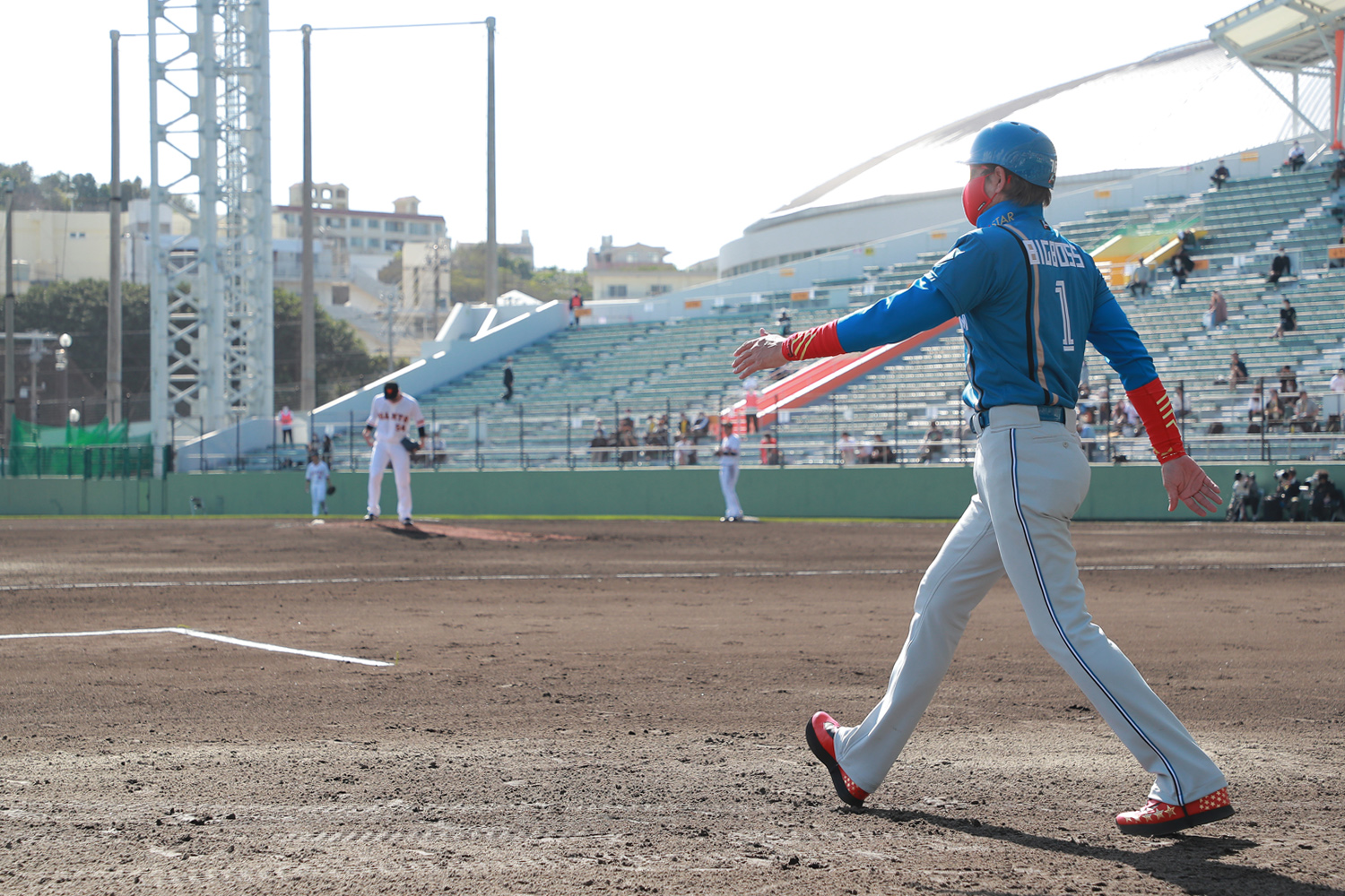 2022年2月15日 練習試合 巨人vs日本ハム=沖縄セルラースタジアム那覇　８回表の攻撃時にかねて熱望していた三塁コーチを務めたビッグボス。大股でコーチャーズボックスへと歩いていった