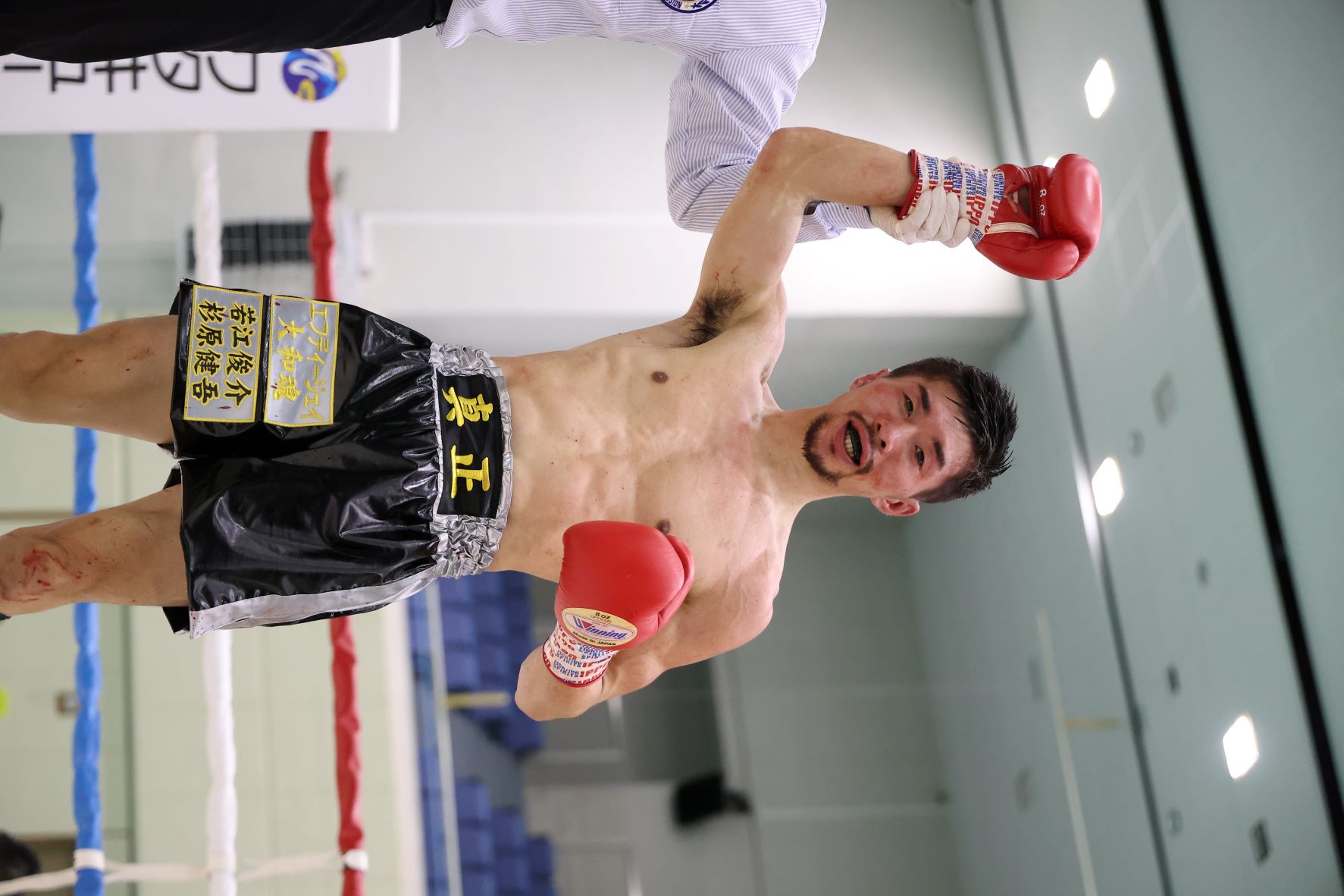 4年ぶりの勝ち名乗りに安堵の笑みを浮かべる