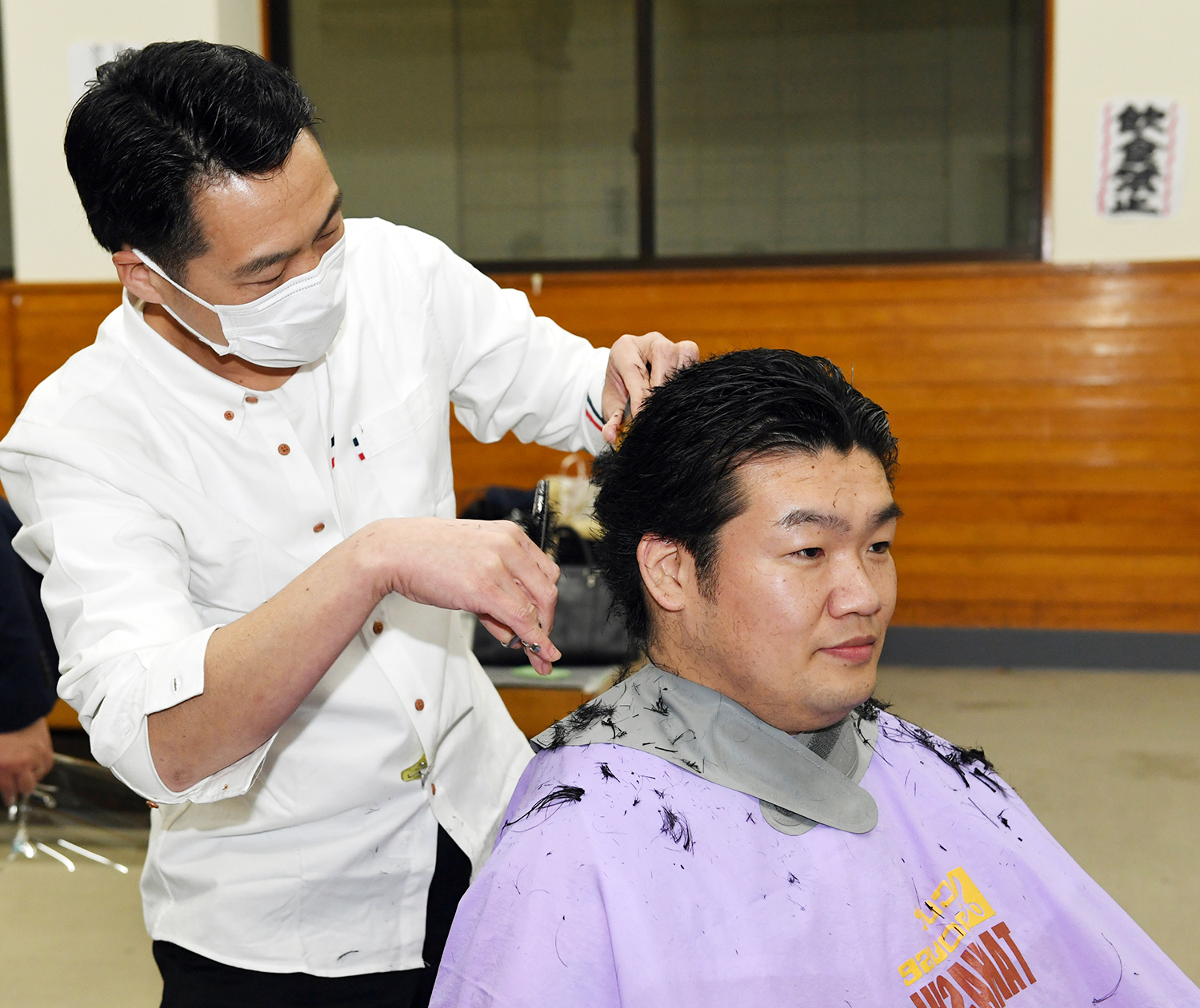 誉富士　引退してから断髪式を迎えるまで長かった～と、話した。（両国国技館2022年２月19日）