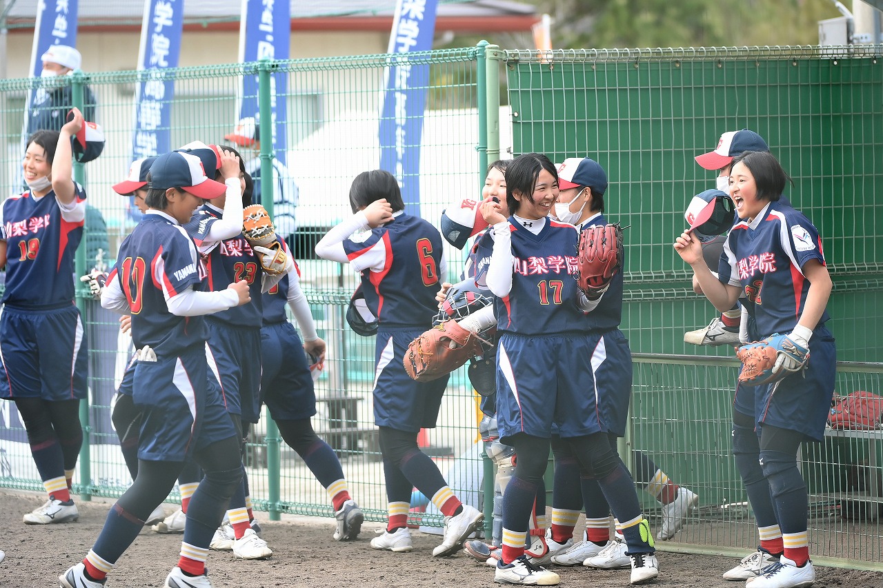 夏に続いて四強入りを果たした山梨学院(写真/山口高明)