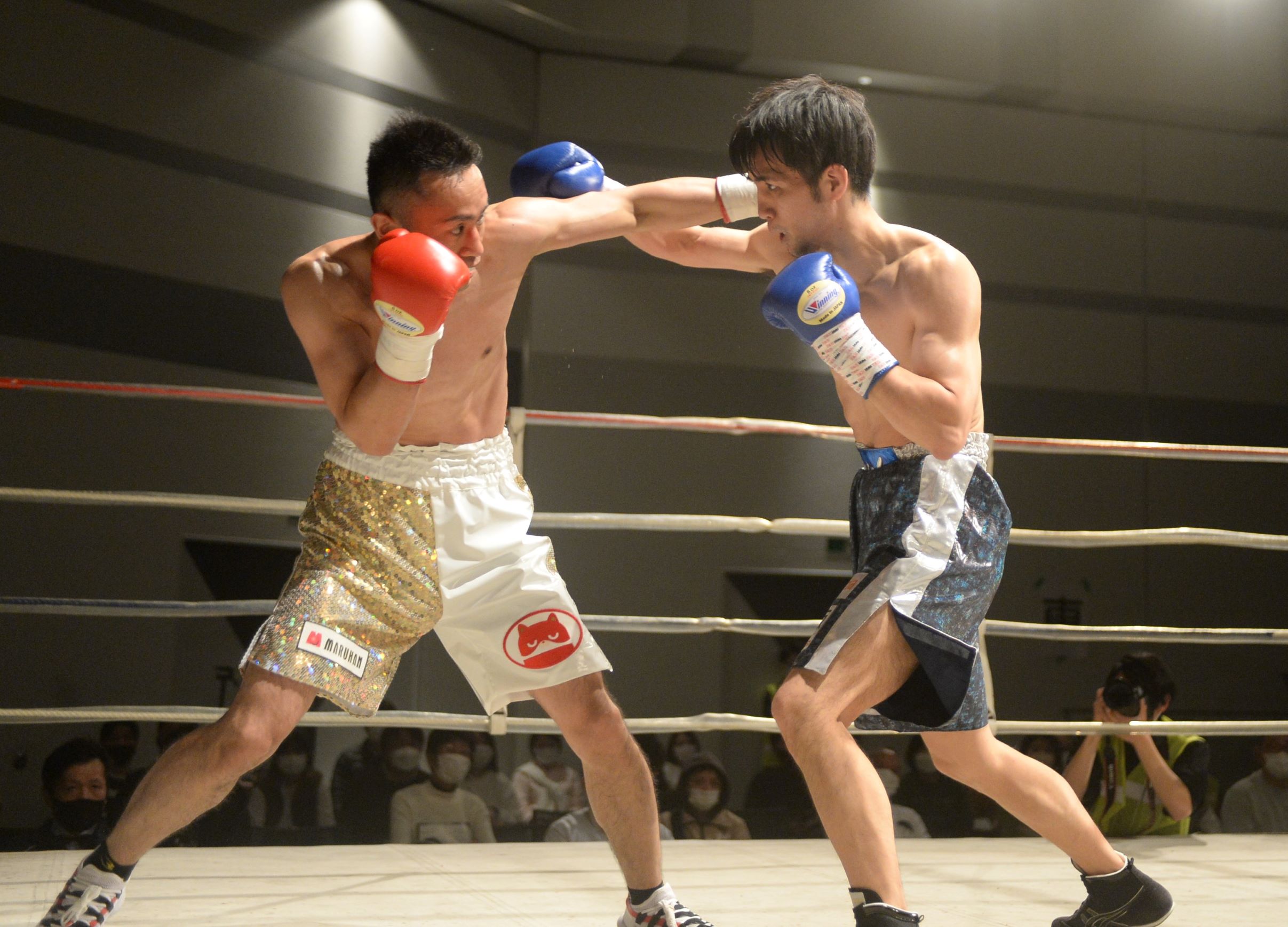 横川（左）の左フックと松浦の右が交錯