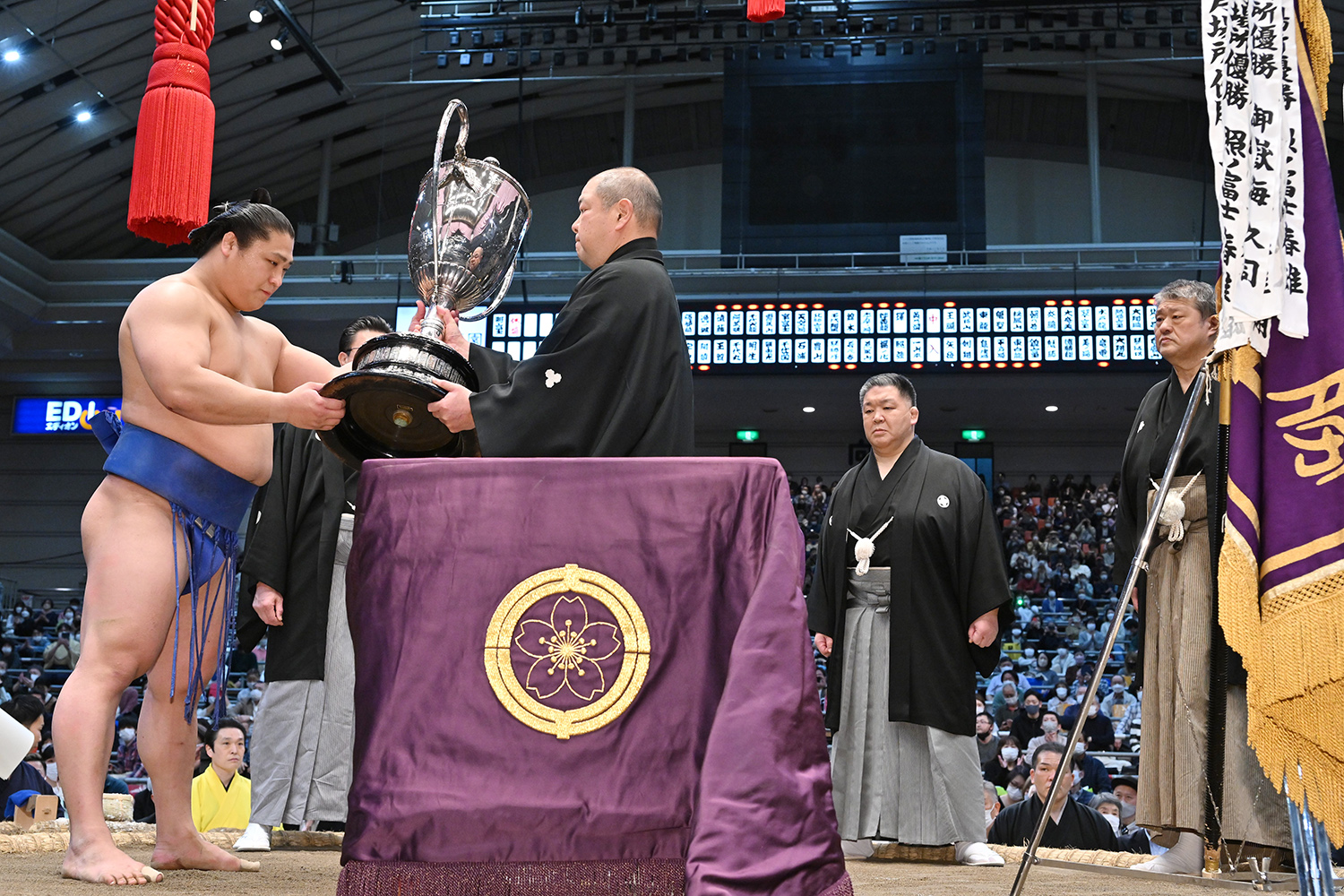 2022年3月27日 3月場所千秋楽=エディオンアリーナ大阪 八角理事長(元横綱北勝海)から天皇賜杯の授与。