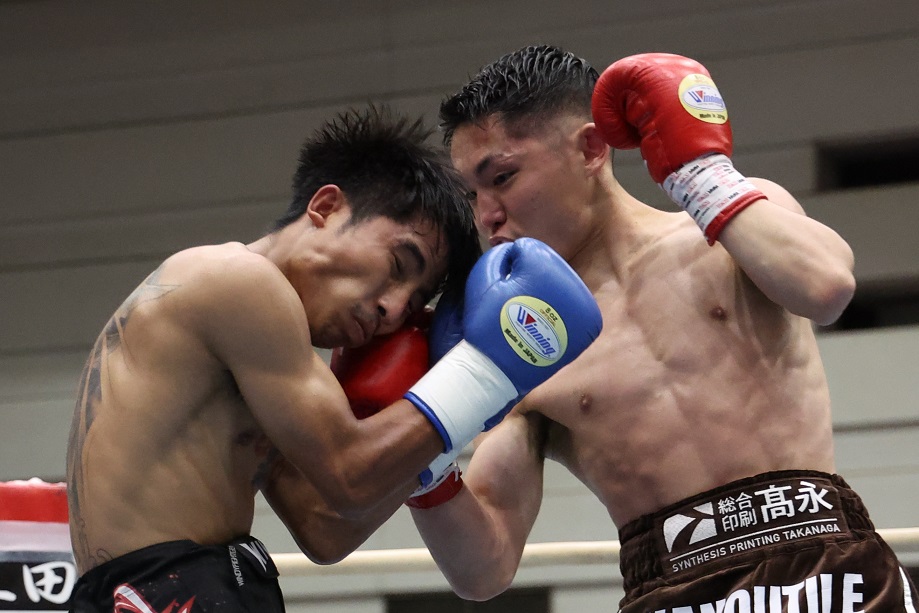 加納のインサイドから突き上げる右アッパーが炸裂