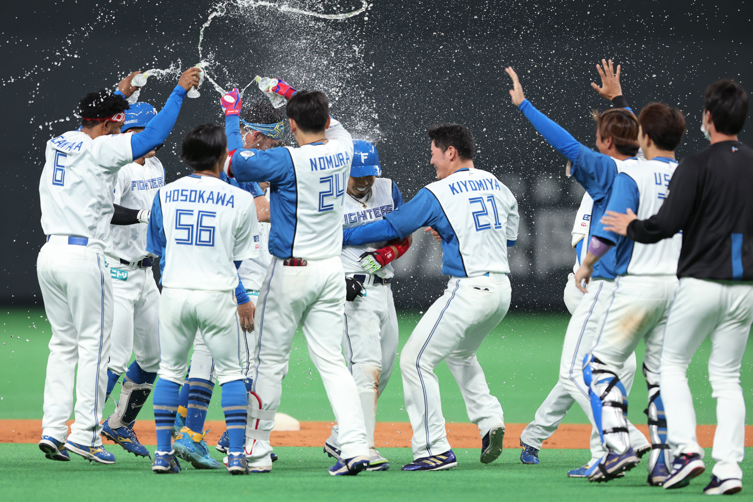 2022年4月10日 日本ハムVS 楽天 3回戦=札幌ドーム　延長10回裏、サヨナラ打を放ちナインから手洗い祝福を受ける 　日本ハム・近藤健介。