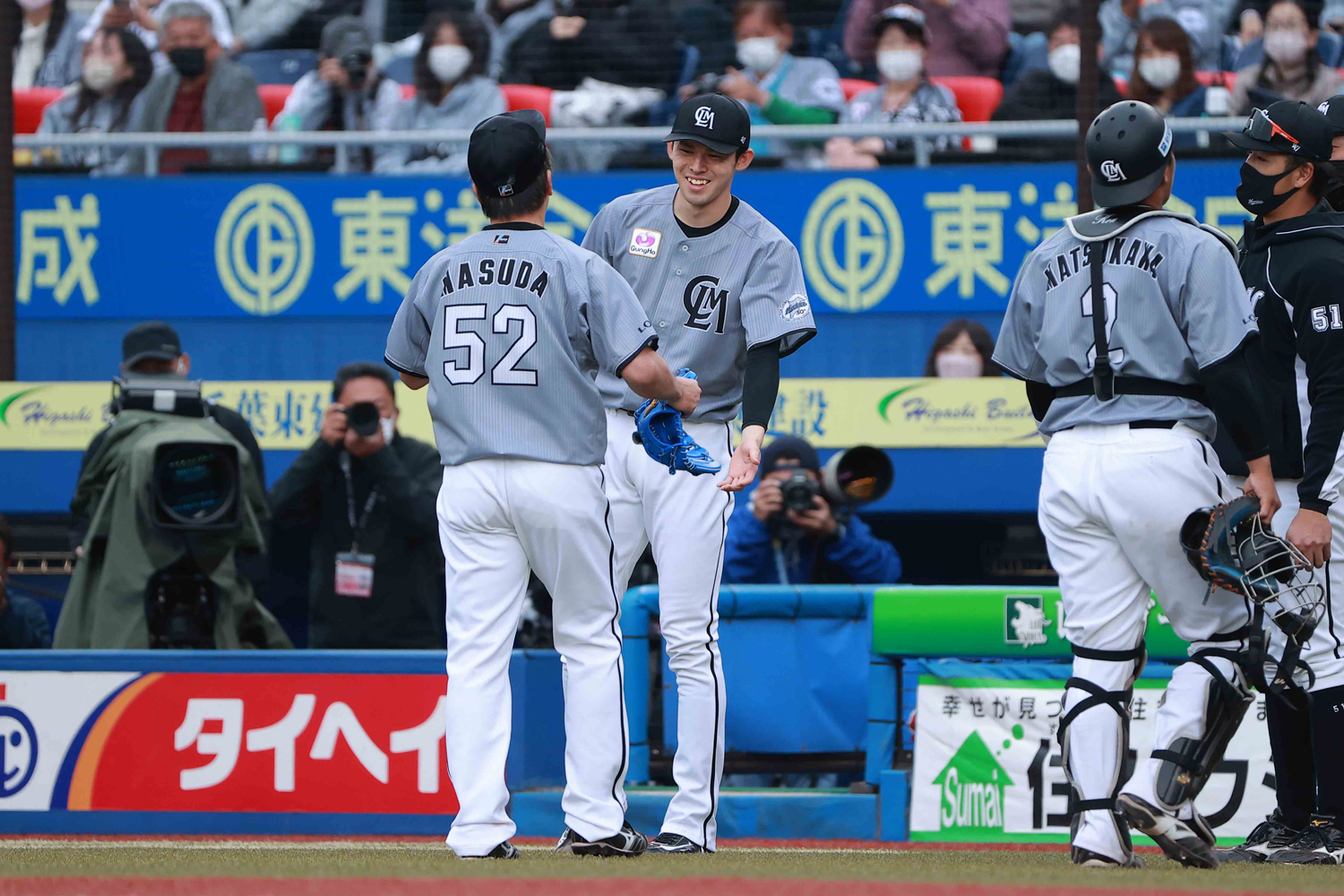 2022年4月17日 千葉ロッテvs日本ハム=ZOZOマリンスタジアム 9回表のマウンドを務めた益田を笑顔で出迎える佐々木