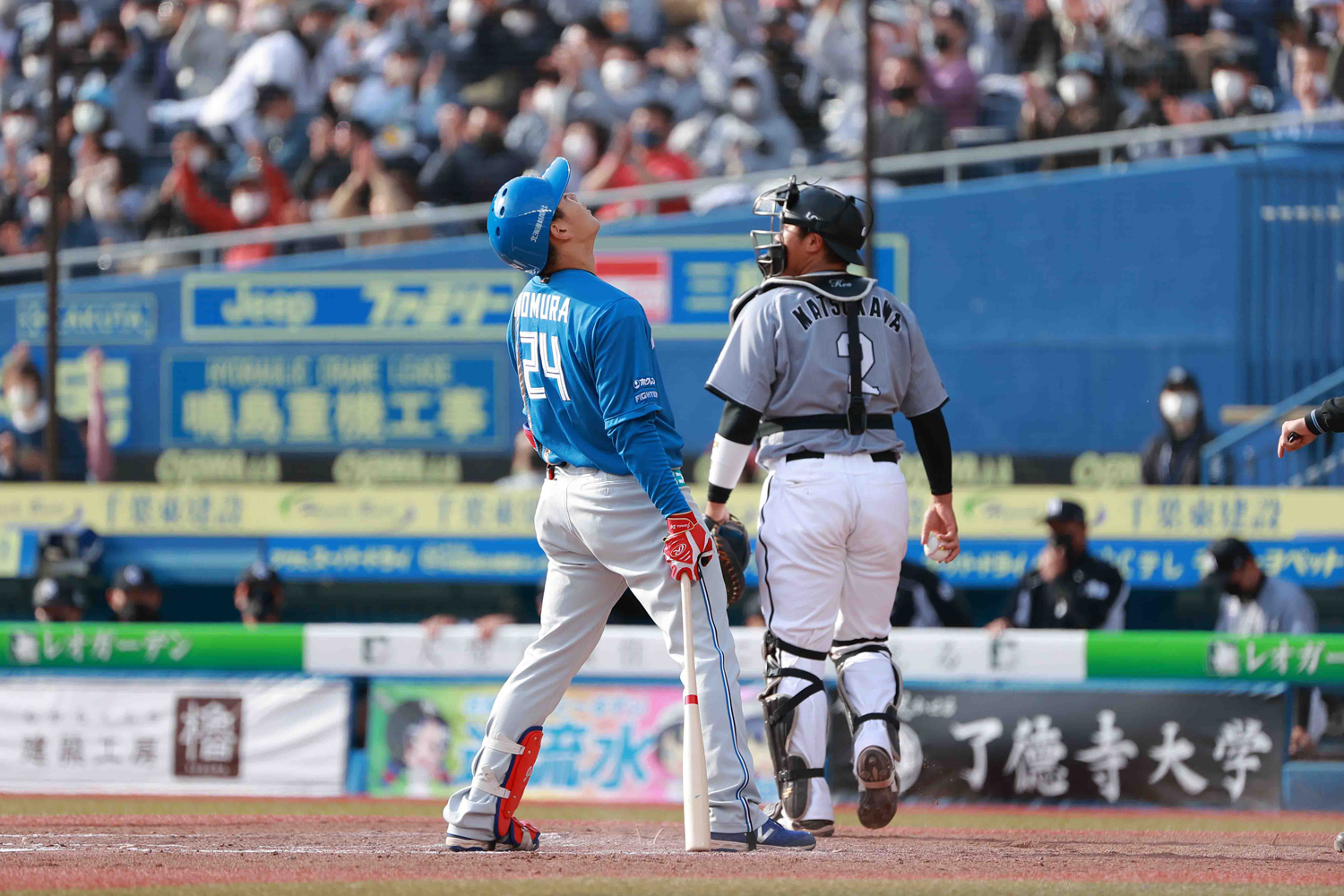 2022年4月17日 千葉ロッテvs日本ハム=ZOZOマリンスタジアム 球場に歓声と悲鳴が交錯したのが8回表二死。24人目のバッター、野村が放った一打がライト線へ。だが、わずかにファウル。最終的には見逃し三振で佐々木に軍配が上がった