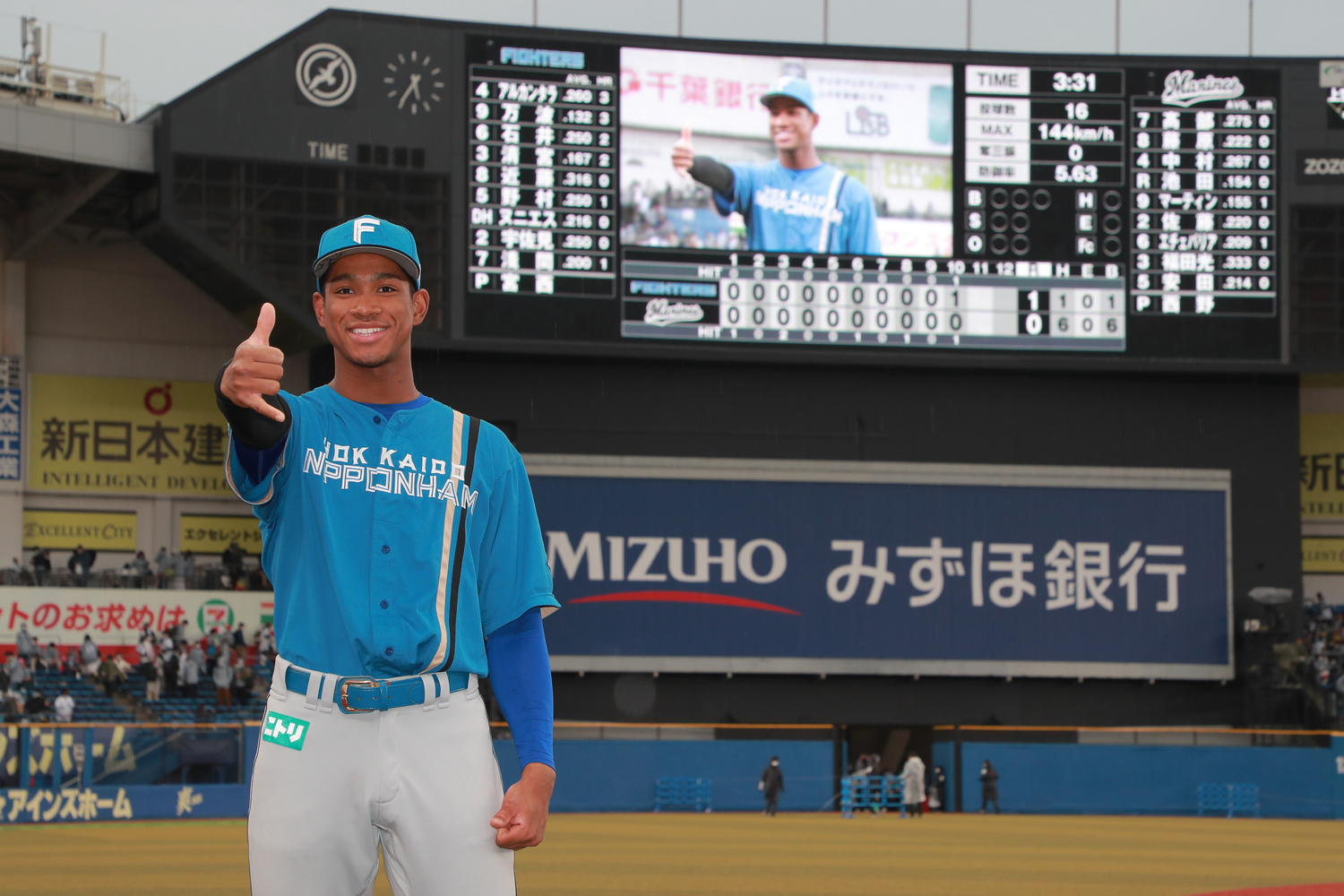 2022年4月17日 千葉ロッテvs日本ハム=ZOZOマリンスタジアム ヒーローとなった万波。お立ち台で佐々木について問われると「やっべえなあって。フォークはめっちゃ落ちるし、真っすぐは刺されるし、ホントに凄いピッチャーだなと思いました」と語った