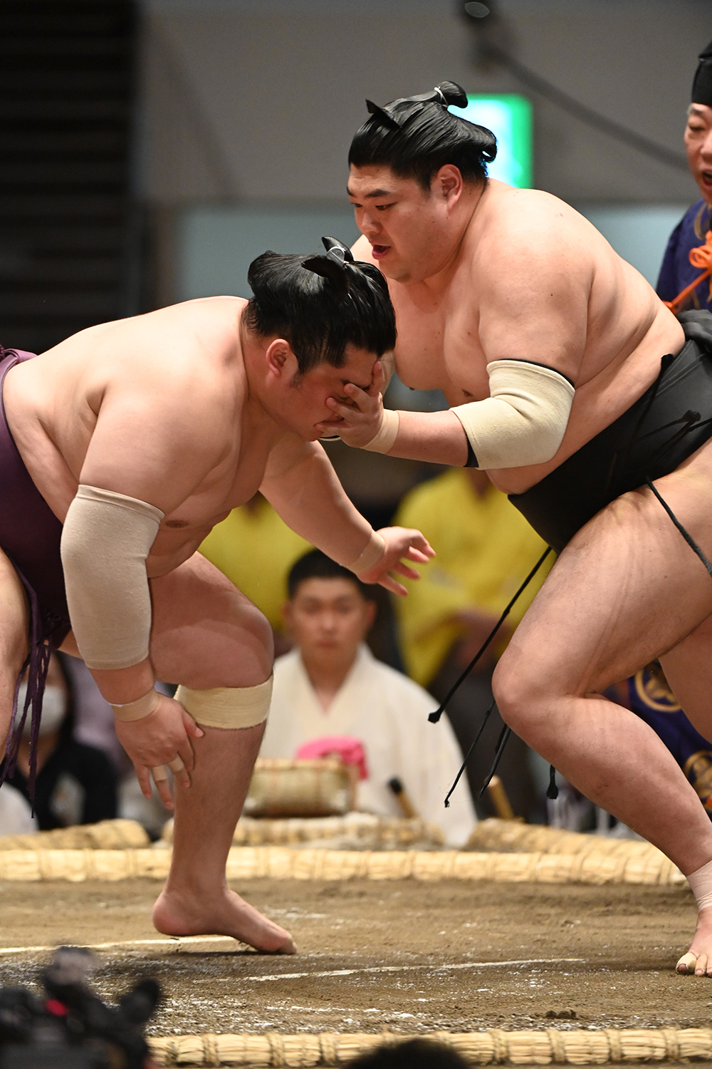 2022年5月11日=両国国技館 玉鷲の強烈なノド輪に耐える隆の勝