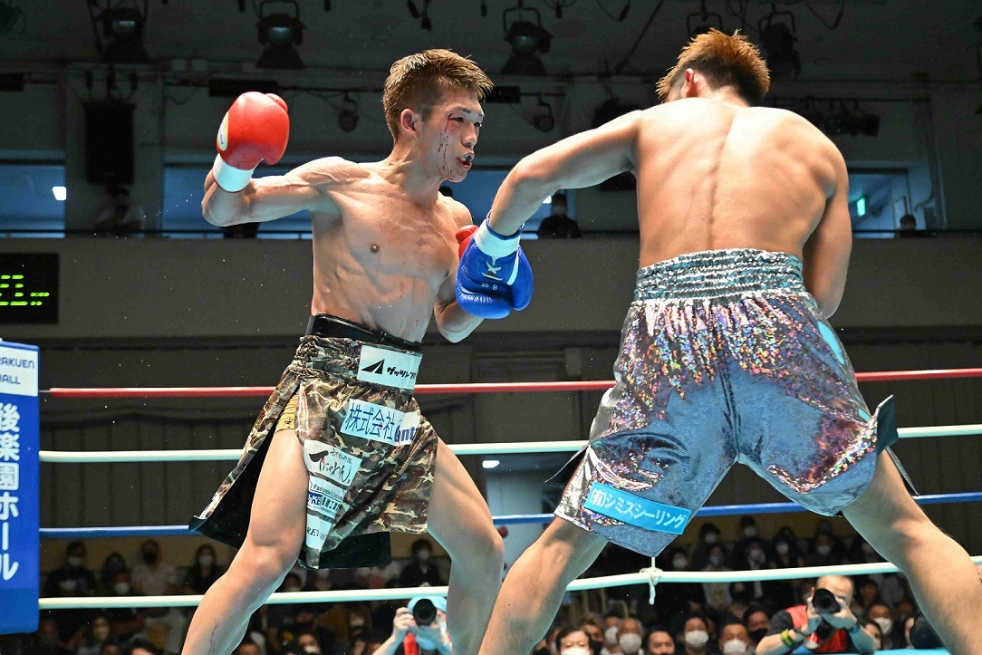 永田（左）は多彩なアタックで近藤の強打を封じた