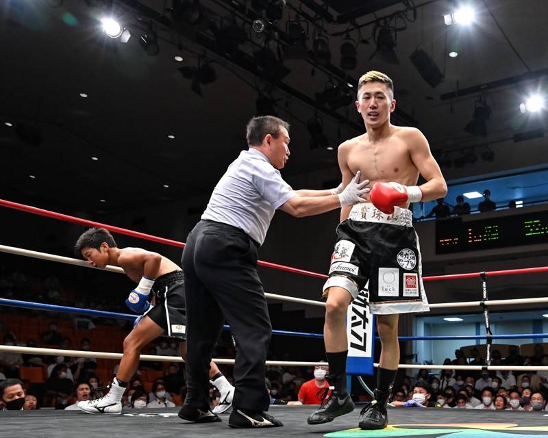 ボクシング】ダウン2度ずつの壮烈ファイト！ 藤田炎村が湯場海樹に大