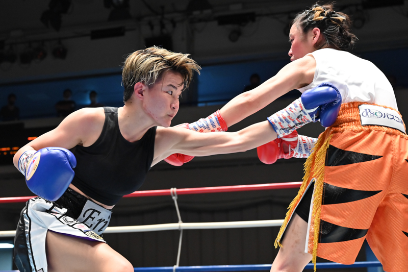 ボクシング】兄に続け！ 山中菫が豪快TKOで王座／松田恵里は