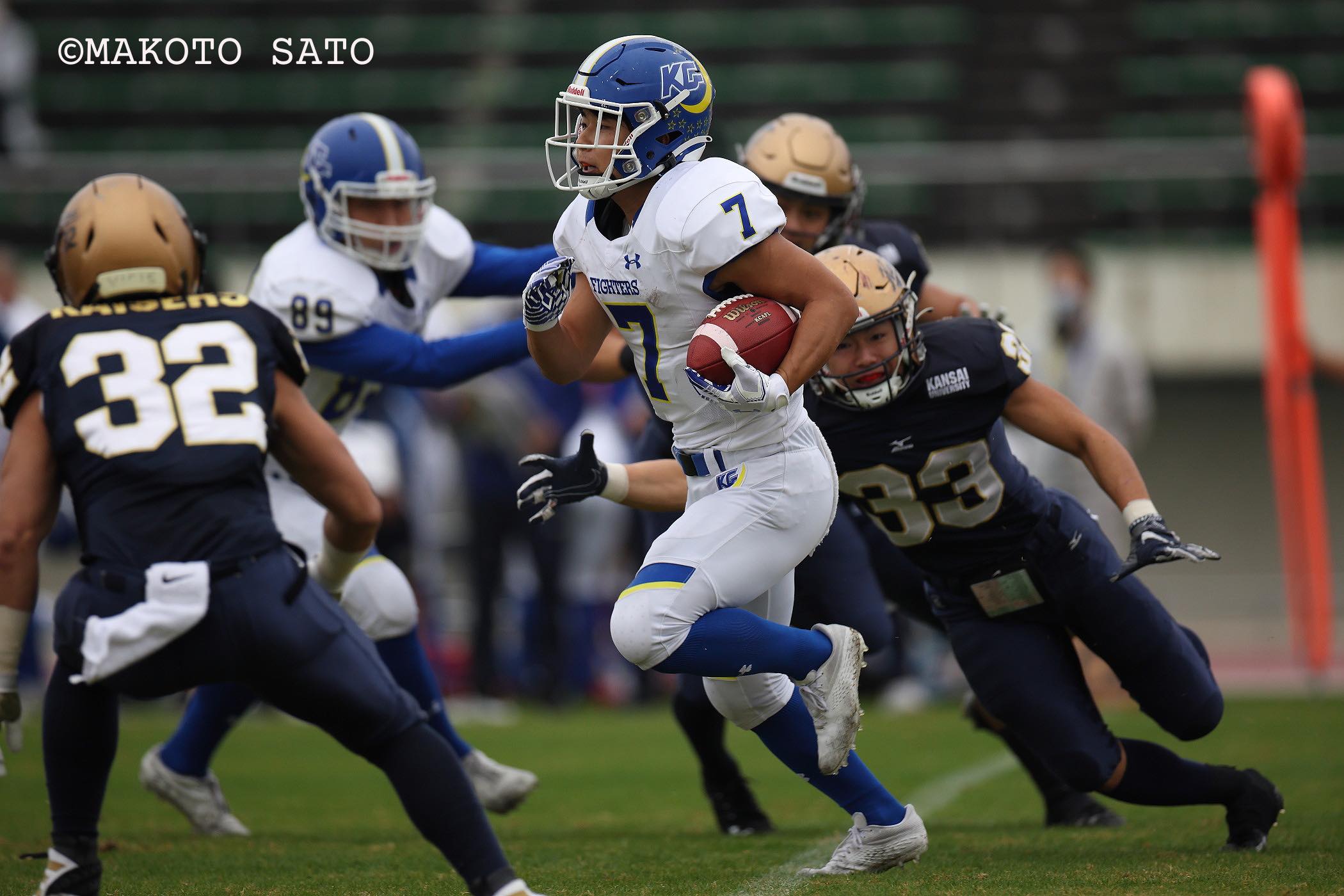 試合開始後の関大のキックオフをKR前島仁が76ヤードリターンし先制機をつくる 写真:佐藤誠