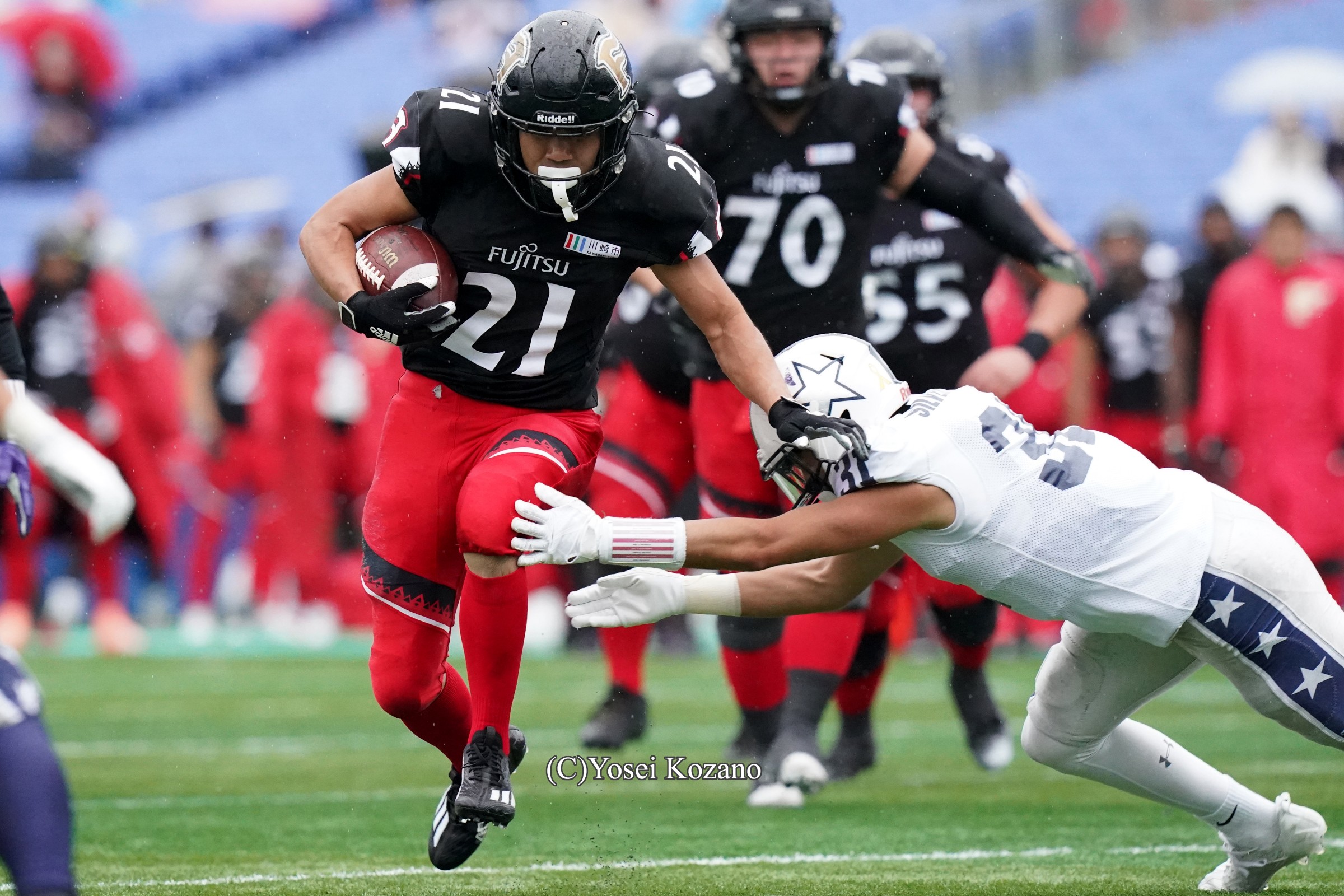 【富士通 vs シルバースター】2Q、富士通RB三宅が31ヤードを走ってTD=撮影:小座野容斉