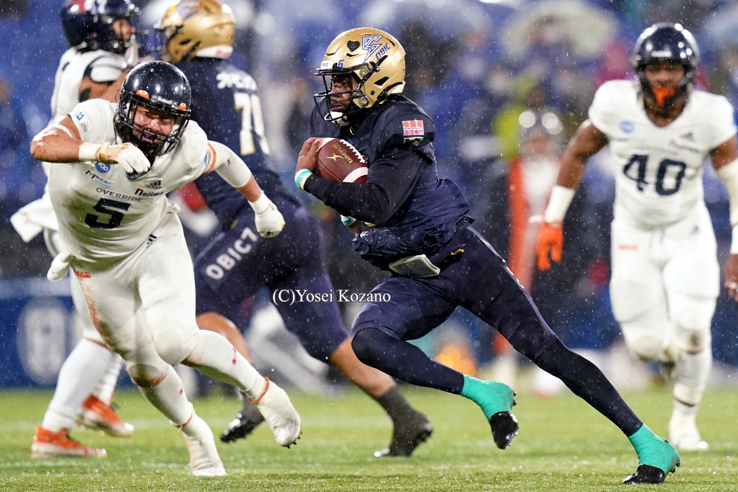 【オービック vs ノジマ相模原】3Q、オービックQBスミスが、カットを切ってノジマ相模原のベストLB田中のパシュートを振り切る。スミスはこのまま41ヤードを走ってTD=撮影:小座野容斉