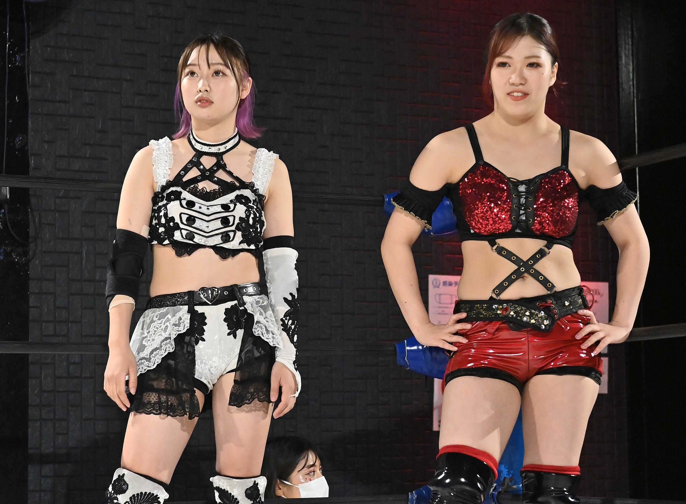引退試合で闘う鈴季すず(=写真右)と真白