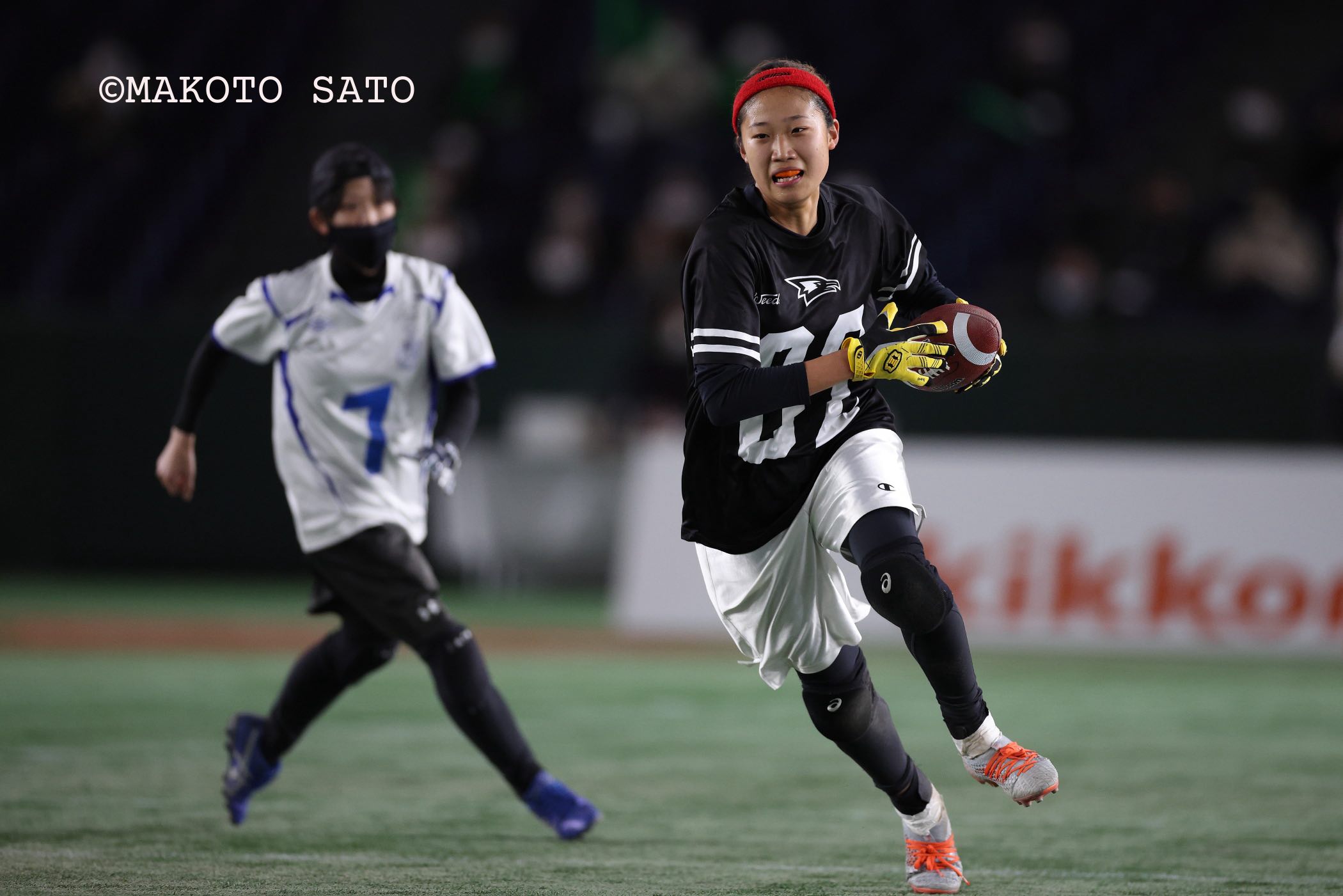 【 第28回さくらボウル 】 MVP(最優秀選手)の成城大学BROOKSのWR/DB渡邊莉央が試合終了27秒前にパスインターセプト 写真:佐藤誠