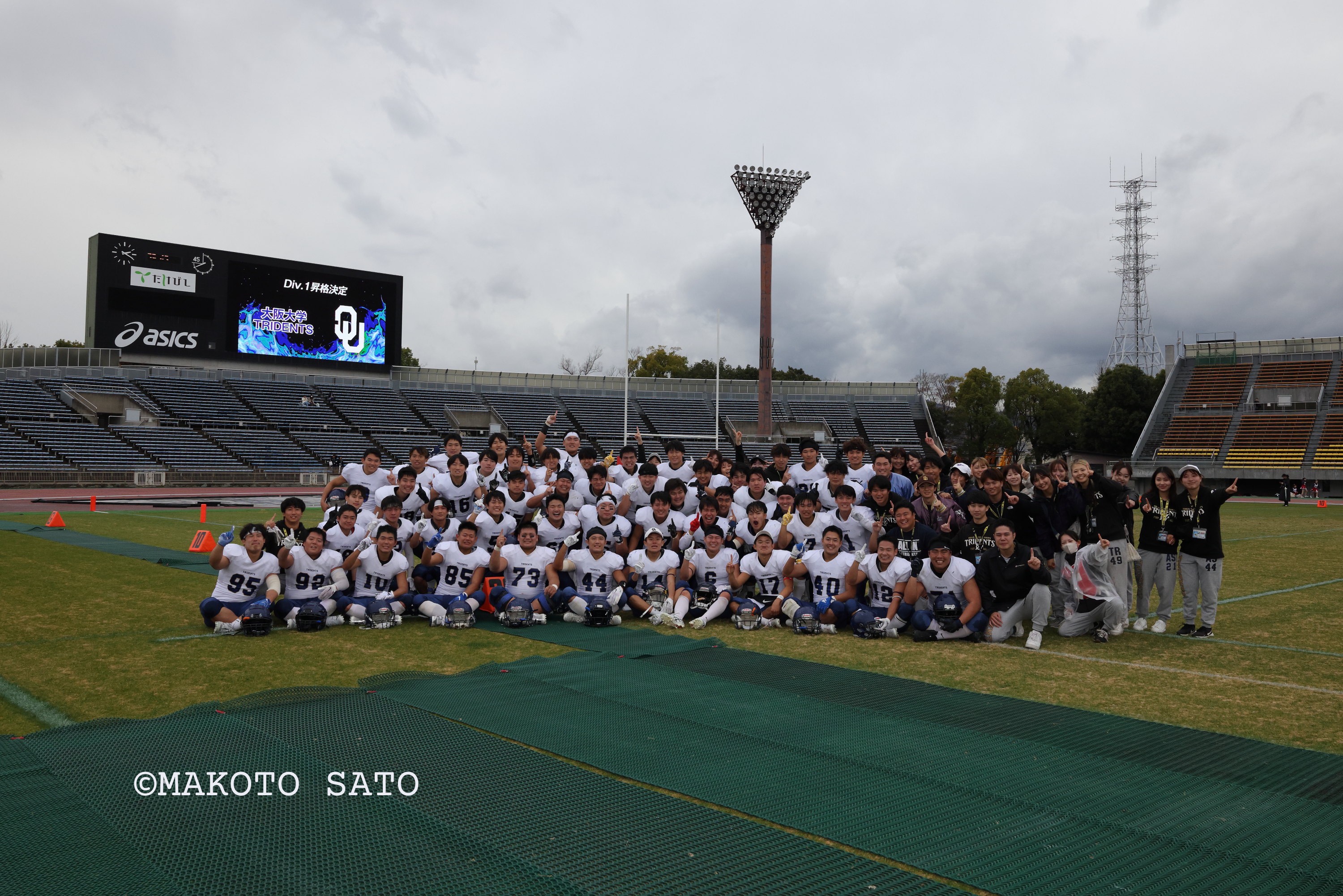 【阪大 対 甲南】勝利し記念写真に収まる阪大の選手・スタッフ 写真:佐藤誠