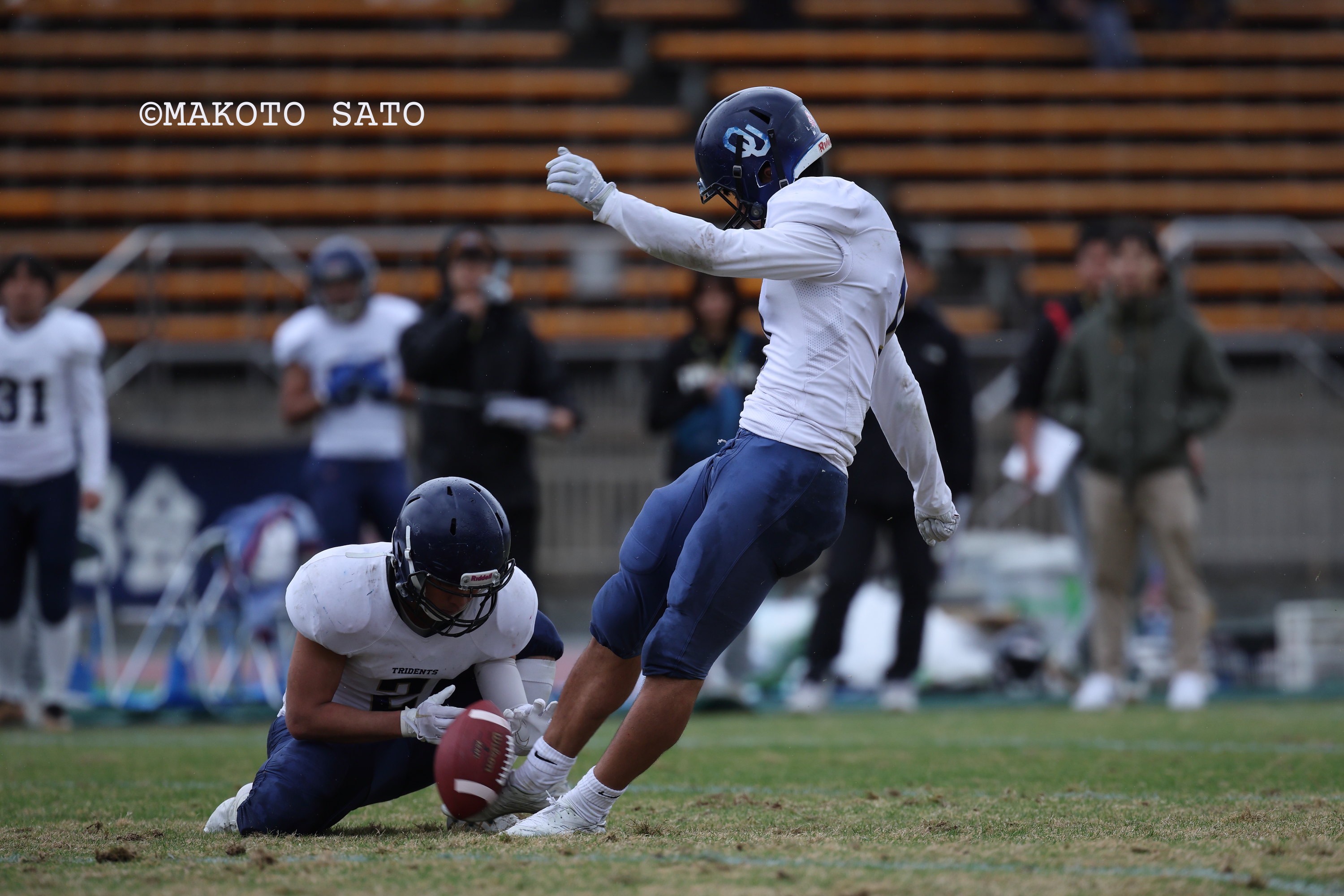 【阪大 対 甲南】試合残り３分９秒、阪大K澤田悠太が先制決勝４２ヤードFGを決める　写真：佐藤誠