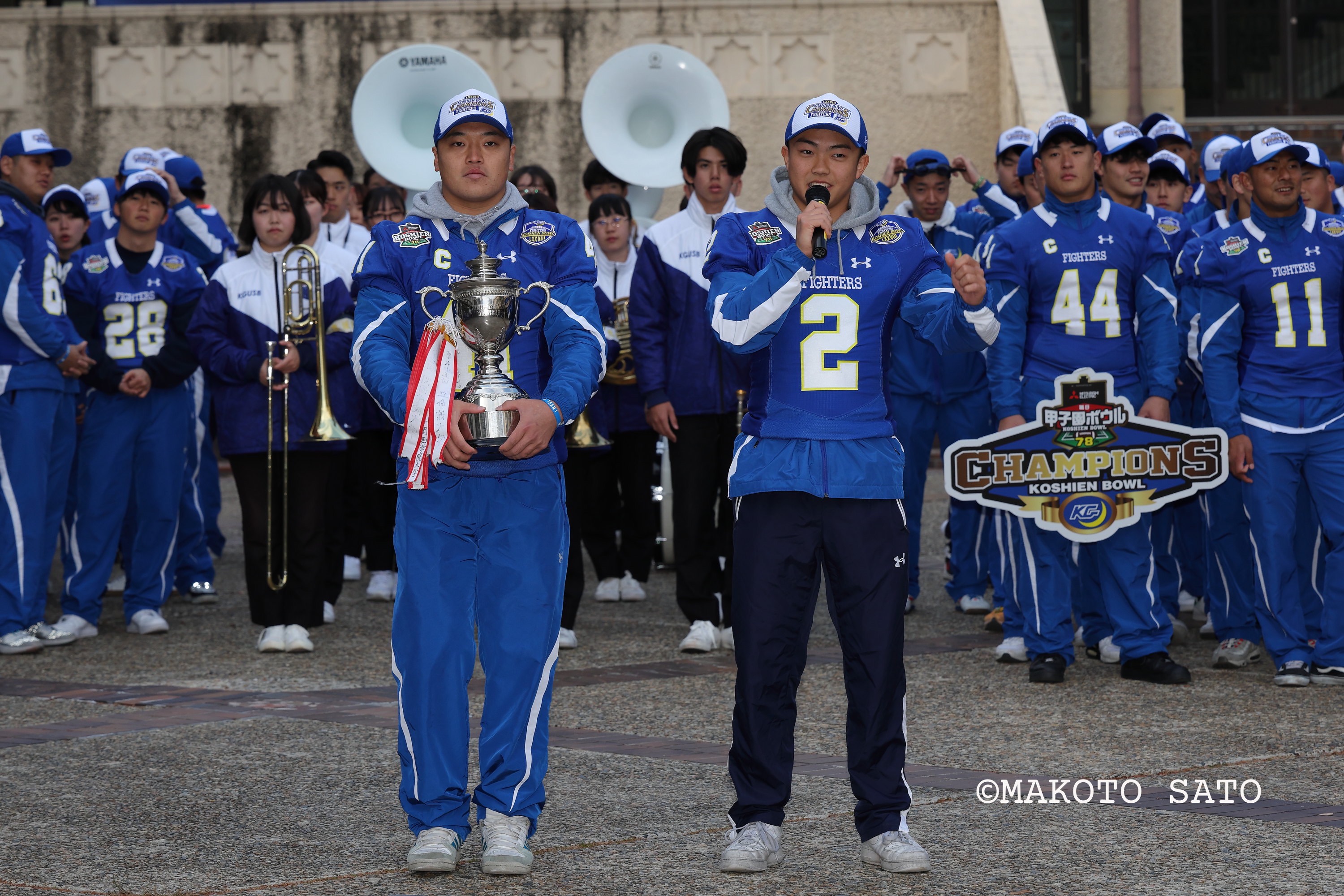 優勝祝賀セレモニーでマイクを持ち力強く語る甲子園ボウル最優秀選手のＱＢ星野秀太（右）　写真：佐藤誠