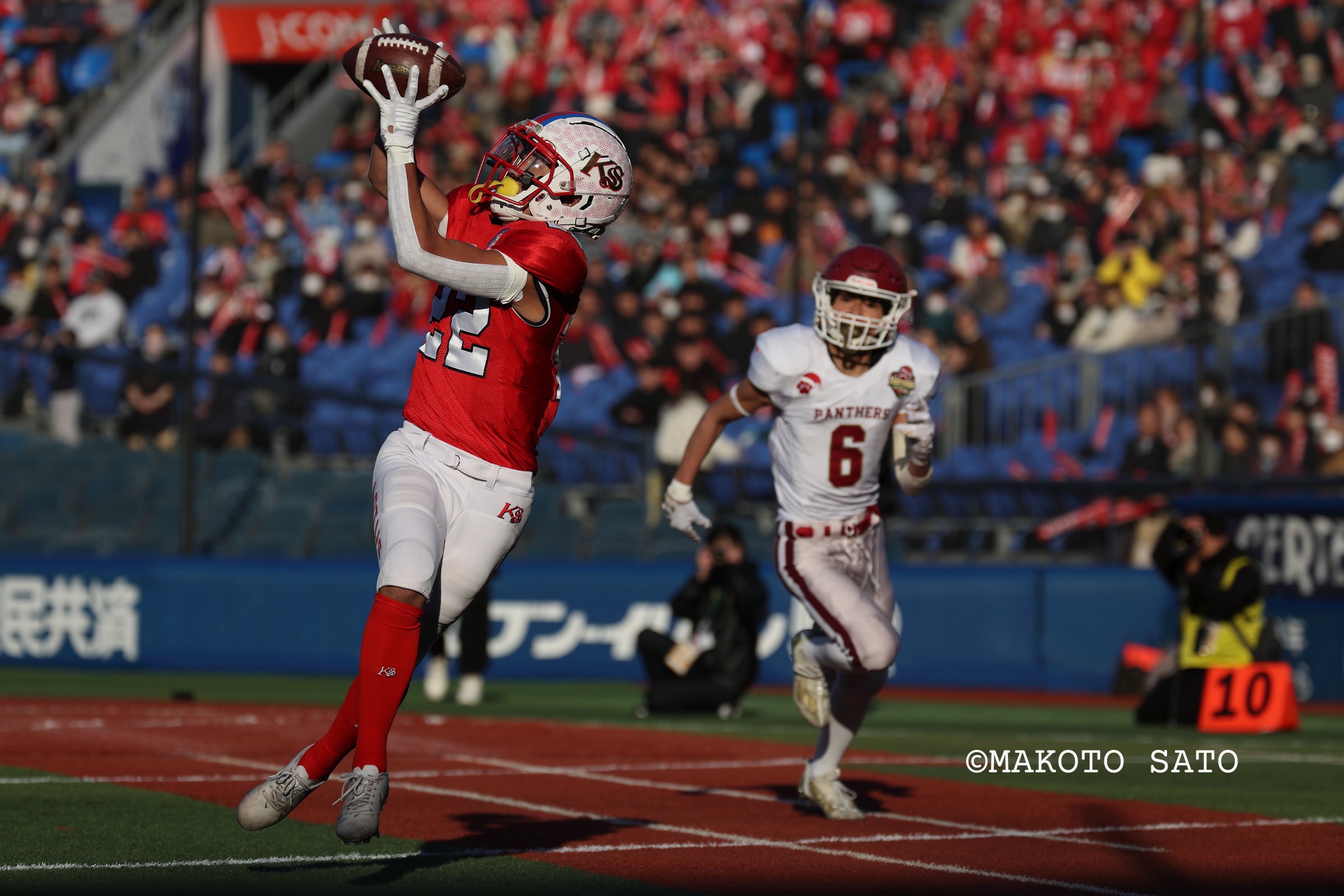 4Q TDパスレシーブする佼成学園WR堀川 写真:佐藤誠