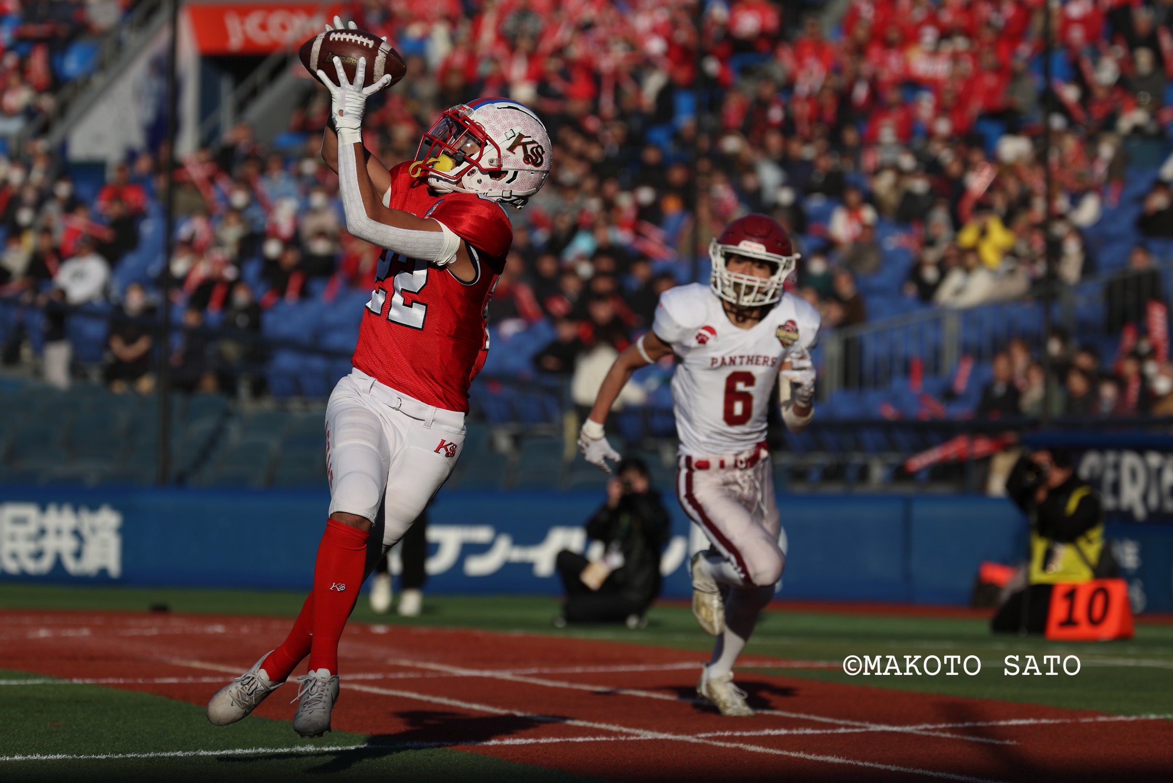 ４Q TDパスレシーブする佼成学園WR堀川 写真：佐藤誠