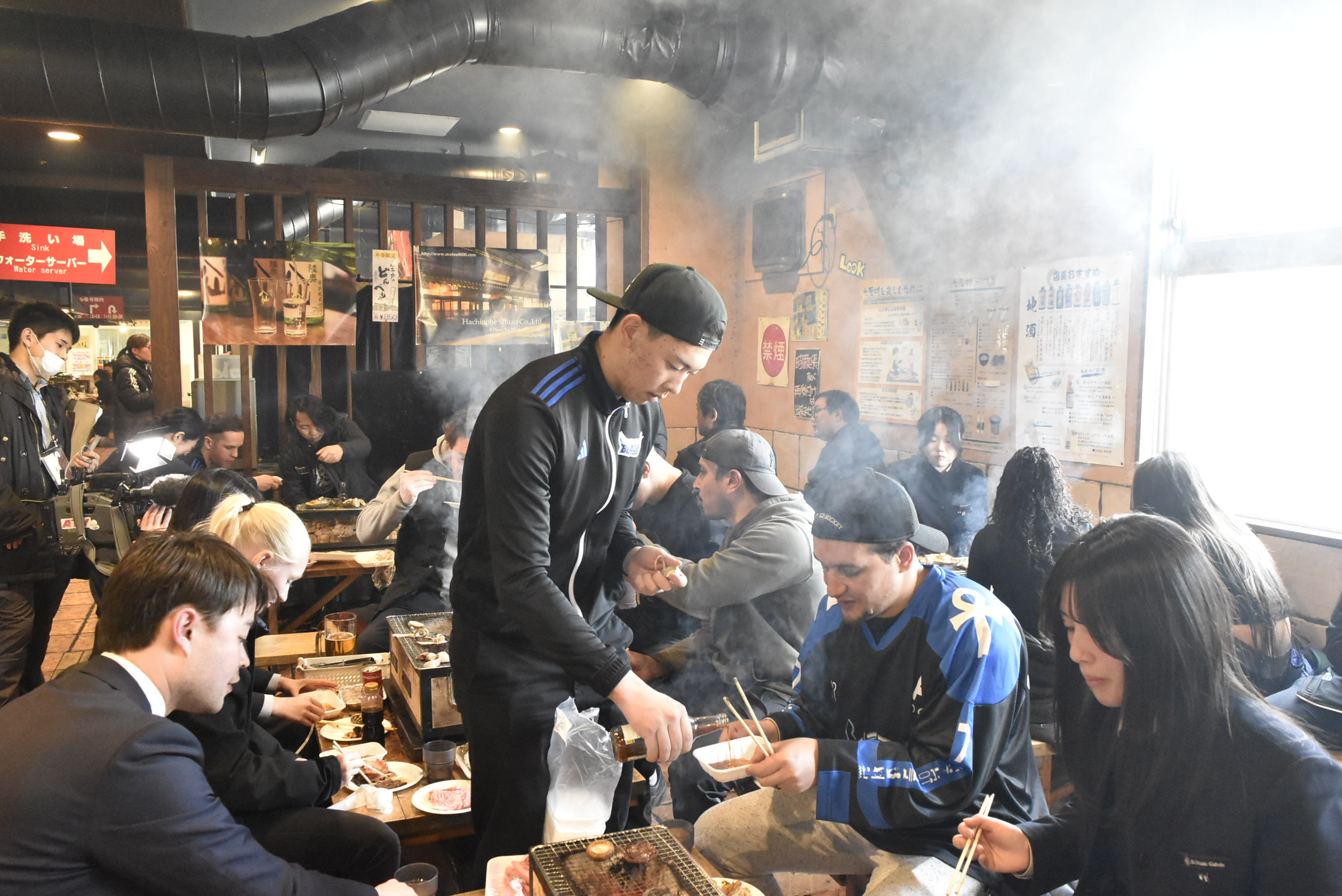 食事の席で、焼き物の「たれ」を周りに注ぎ込む伊藤。日本の食文化にこだわりがあるだけに信州の「そば」も食べてもらいたかったそうだが、それはまた次回の機会に