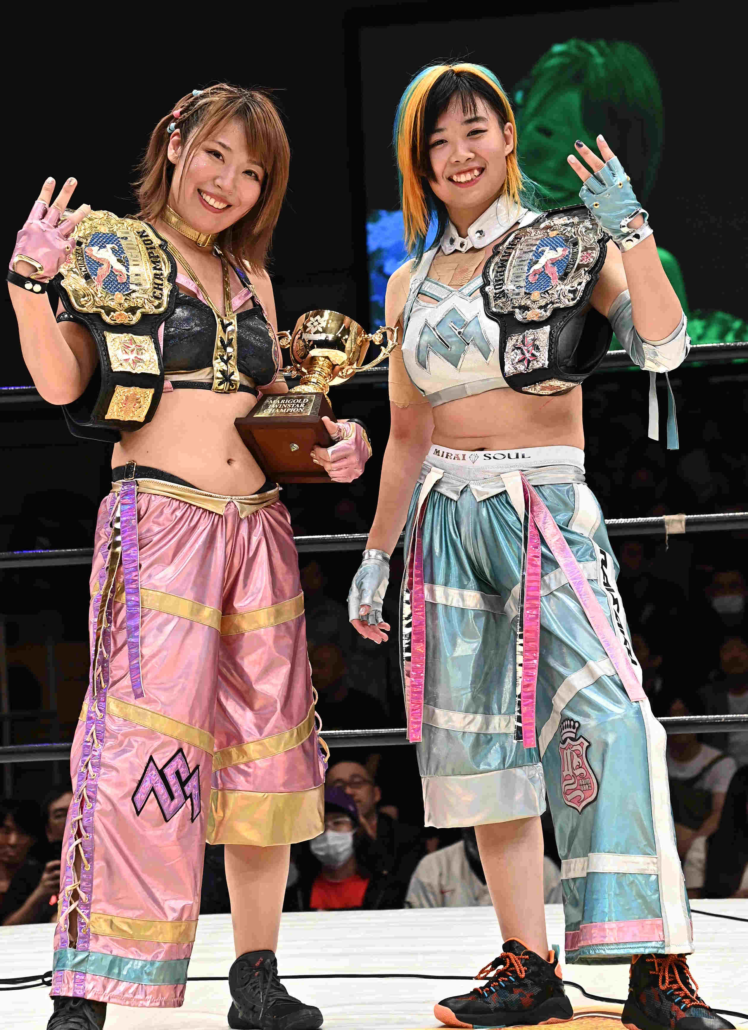 マリーゴールド・ツインスター王者のＭＩＲＡＩ（写真右）＆桜井麻衣