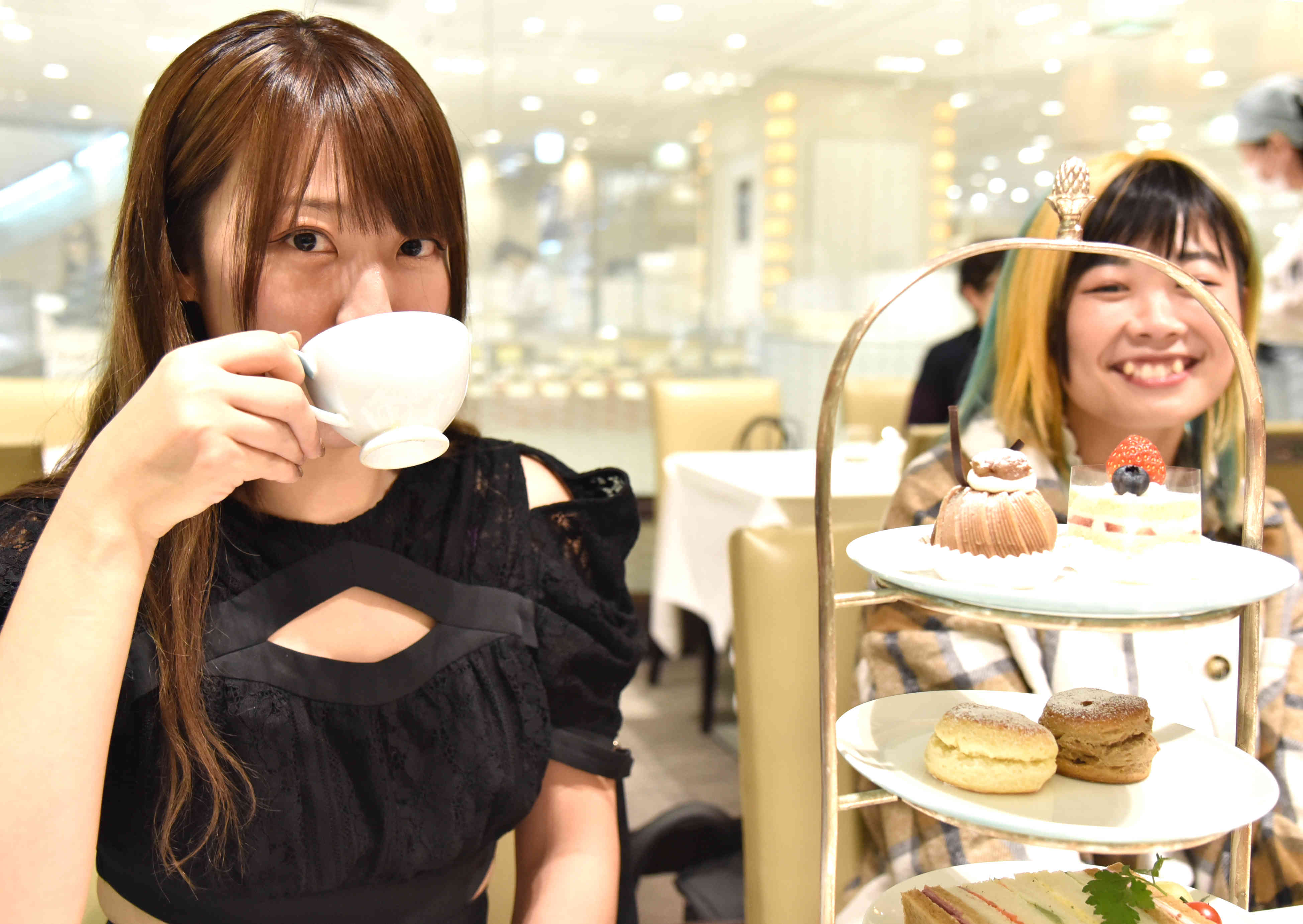 高貴にお紅茶を飲む桜井とＭＩＲＡＩ