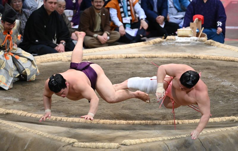 最初の一番は、体が割れながら両社が前にのめる形になり、同体取り直しに