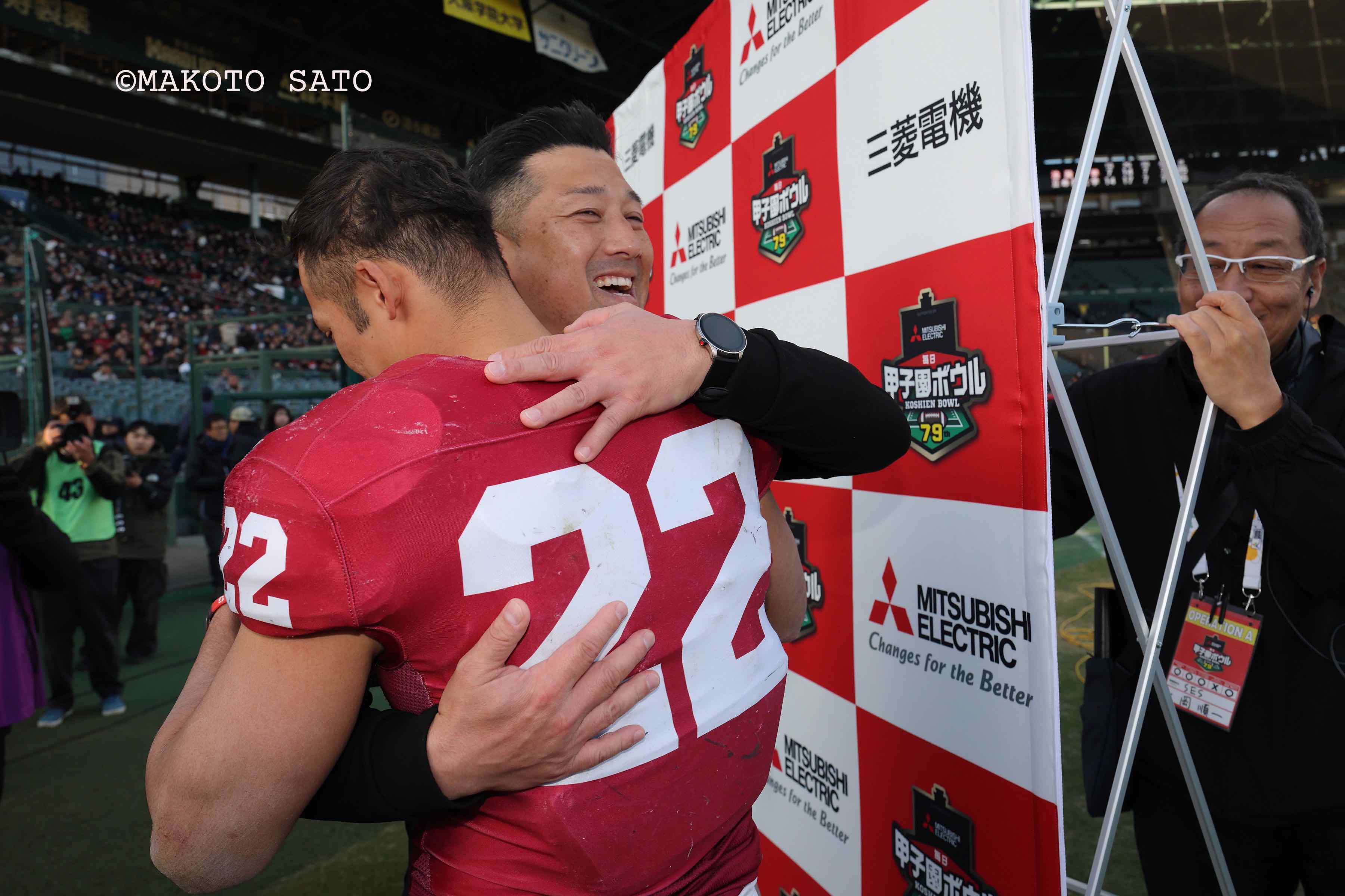 勝利を決めて抱擁する立命館大の高橋健太郎監督と山嵜主将　写真：佐藤誠