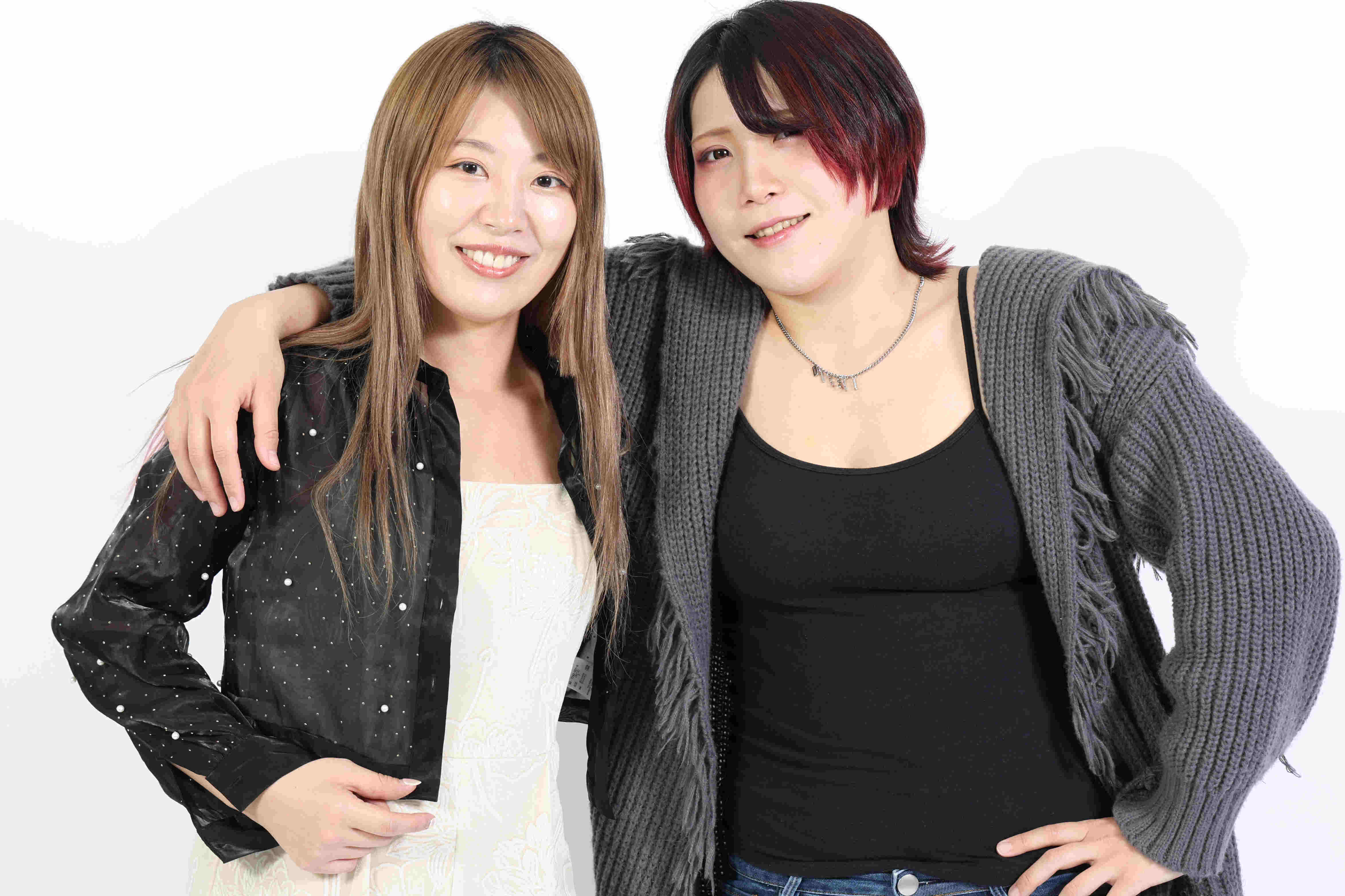 肩を組んでポーズを決めた詩美と桜井