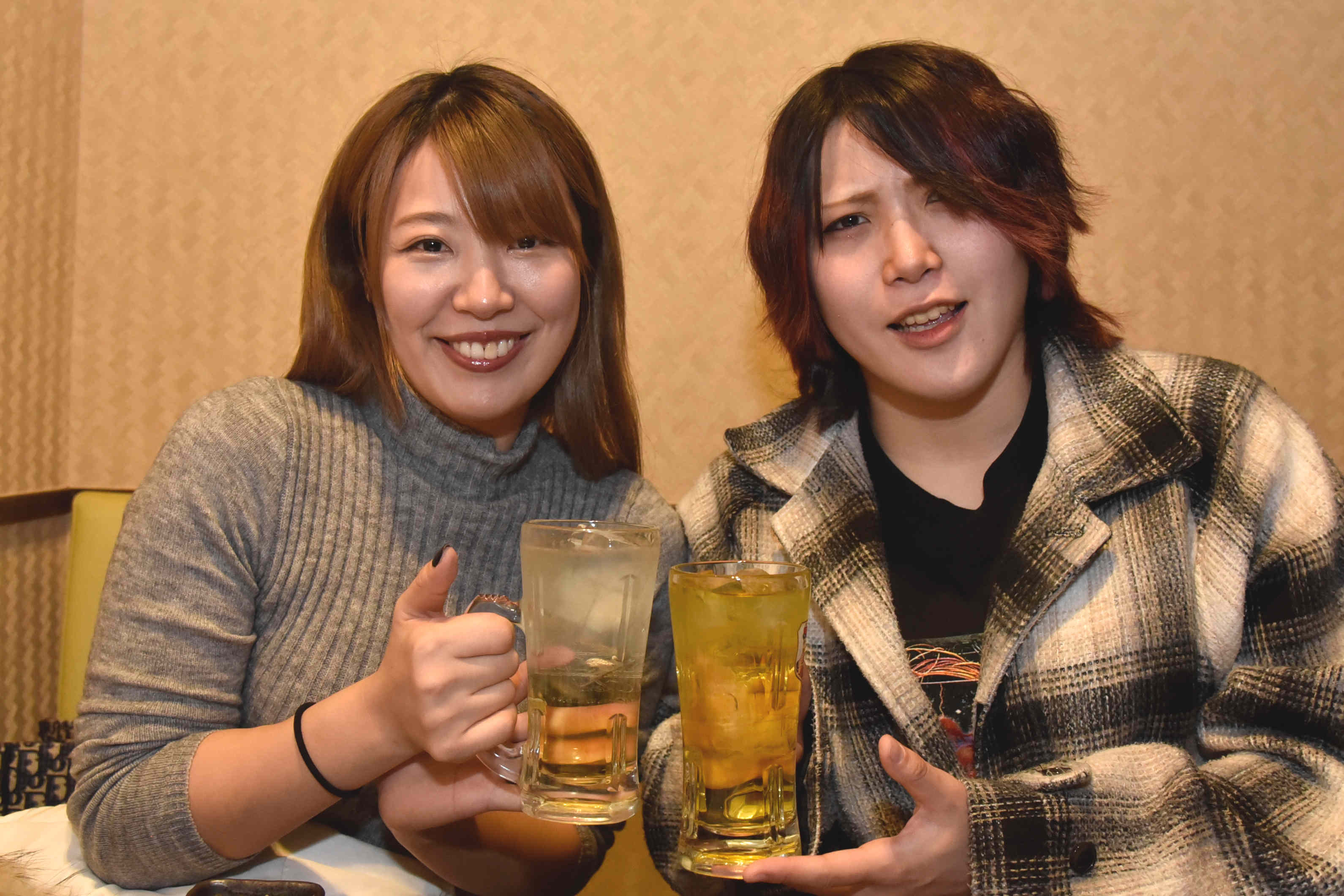 乾杯した詩美と桜井
