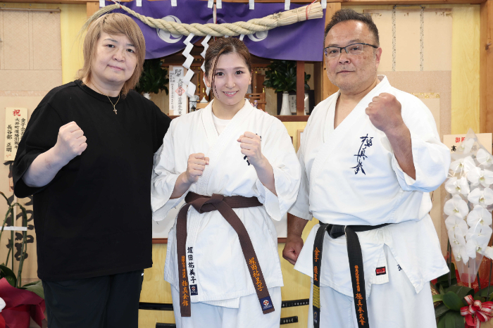 写真左から堀田、青野、金子会長