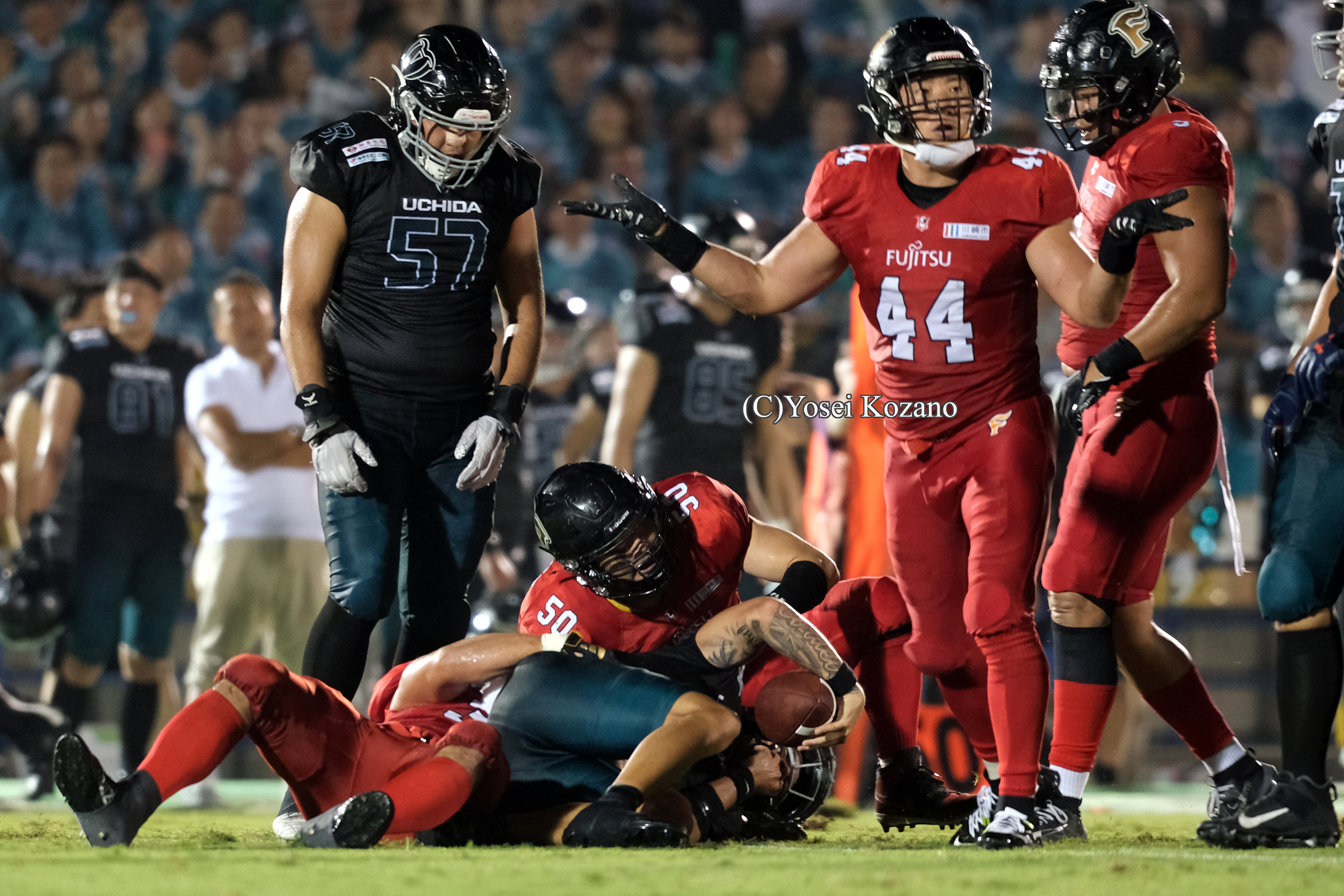 【富士通vs富士フイルム海老名】第2クオーター、富士フイルム海老名QBコルデイロを倒した富士通OLB趙（＃44）＝撮影：小座野容斉