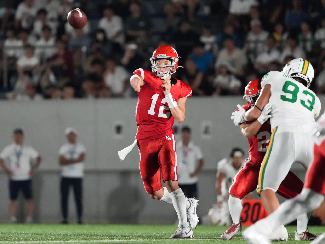 QB川端は落ち着いたプレーぶりでWR陣にパスを投げ分け、オプションなどランプレーでの判断も光った＝撮影：北川直樹